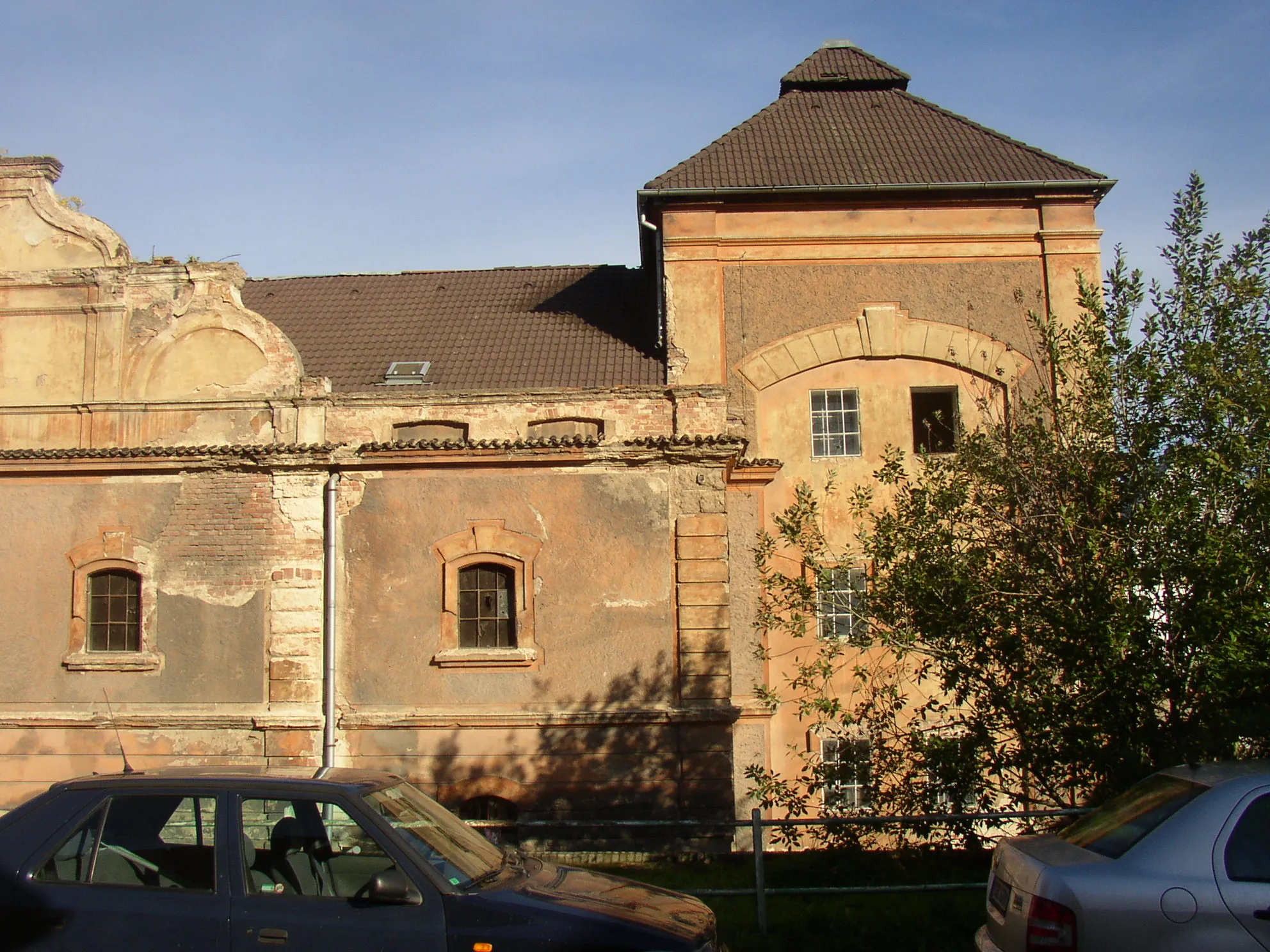 Photo showing: Former brewery in Buštěhrad, Kladno District, Central Bohemian Region, Czech Republic. Located in old square (Náměstí) at core of the town. Partial view from the south.