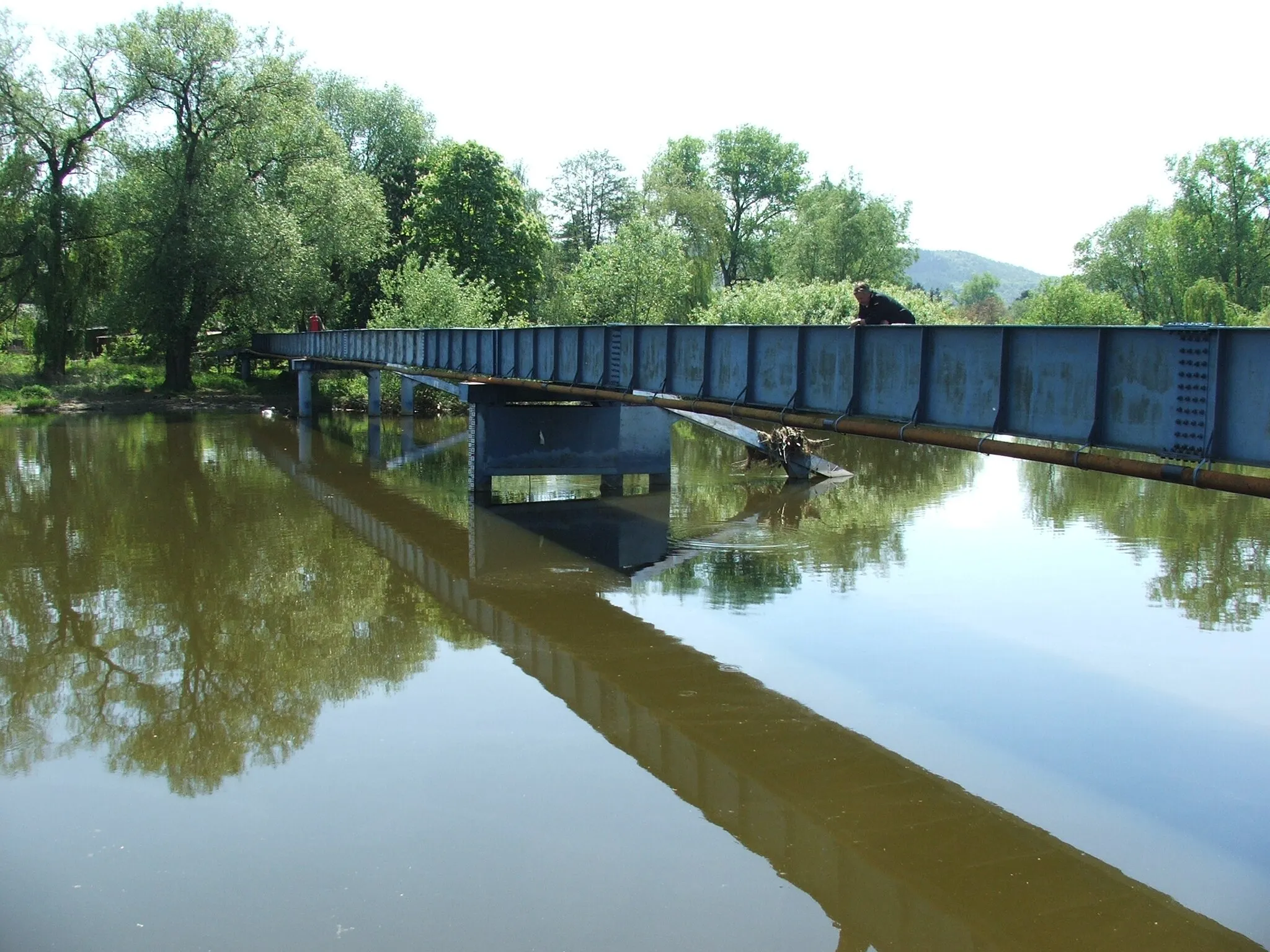 Photo showing: Bridge for pedestrians over Berounka, between Černošice and Prague