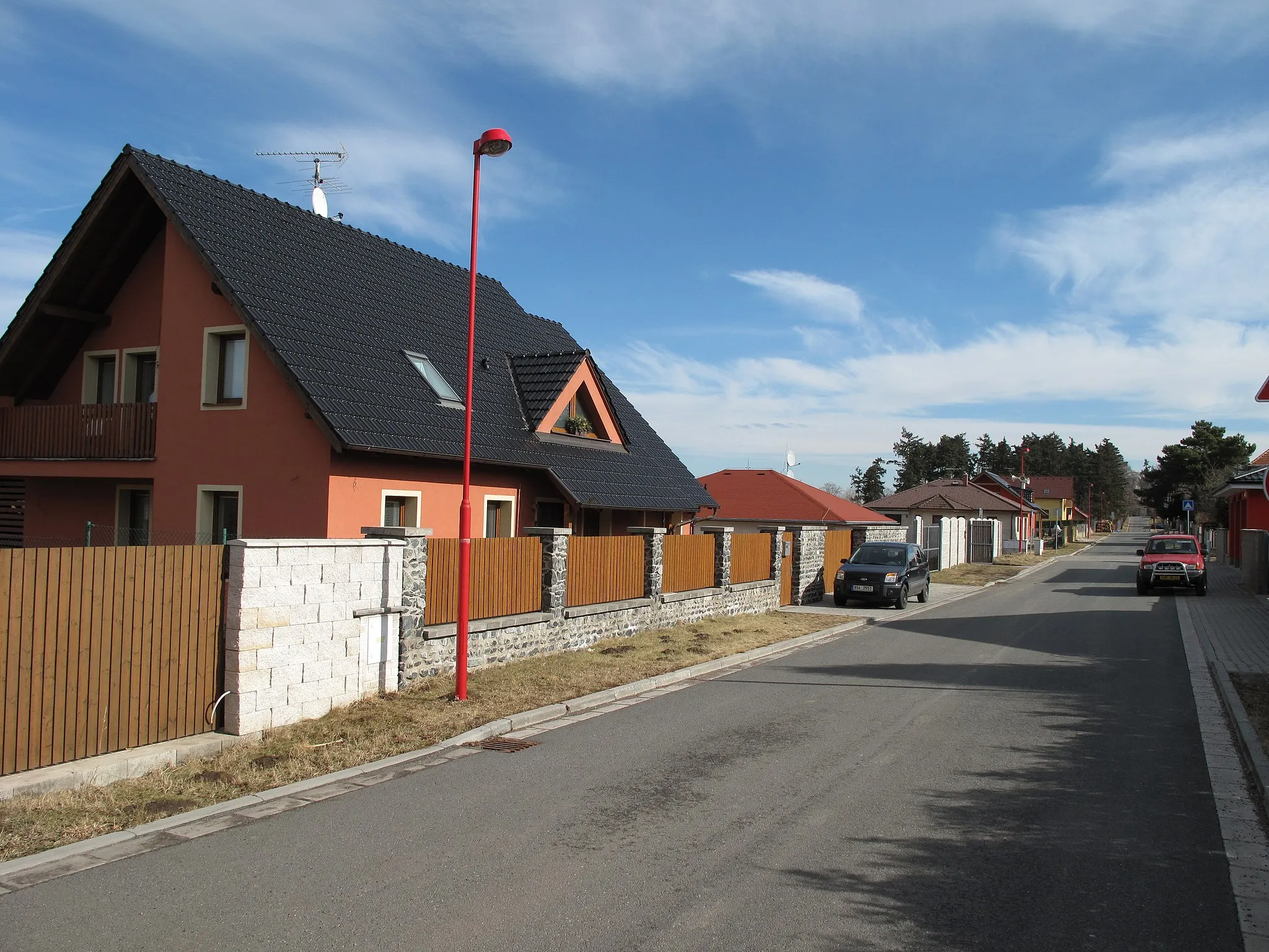 Photo showing: Nad Hřištěm Street at Červené Pečky market town, Kolín District, Czech Republic.