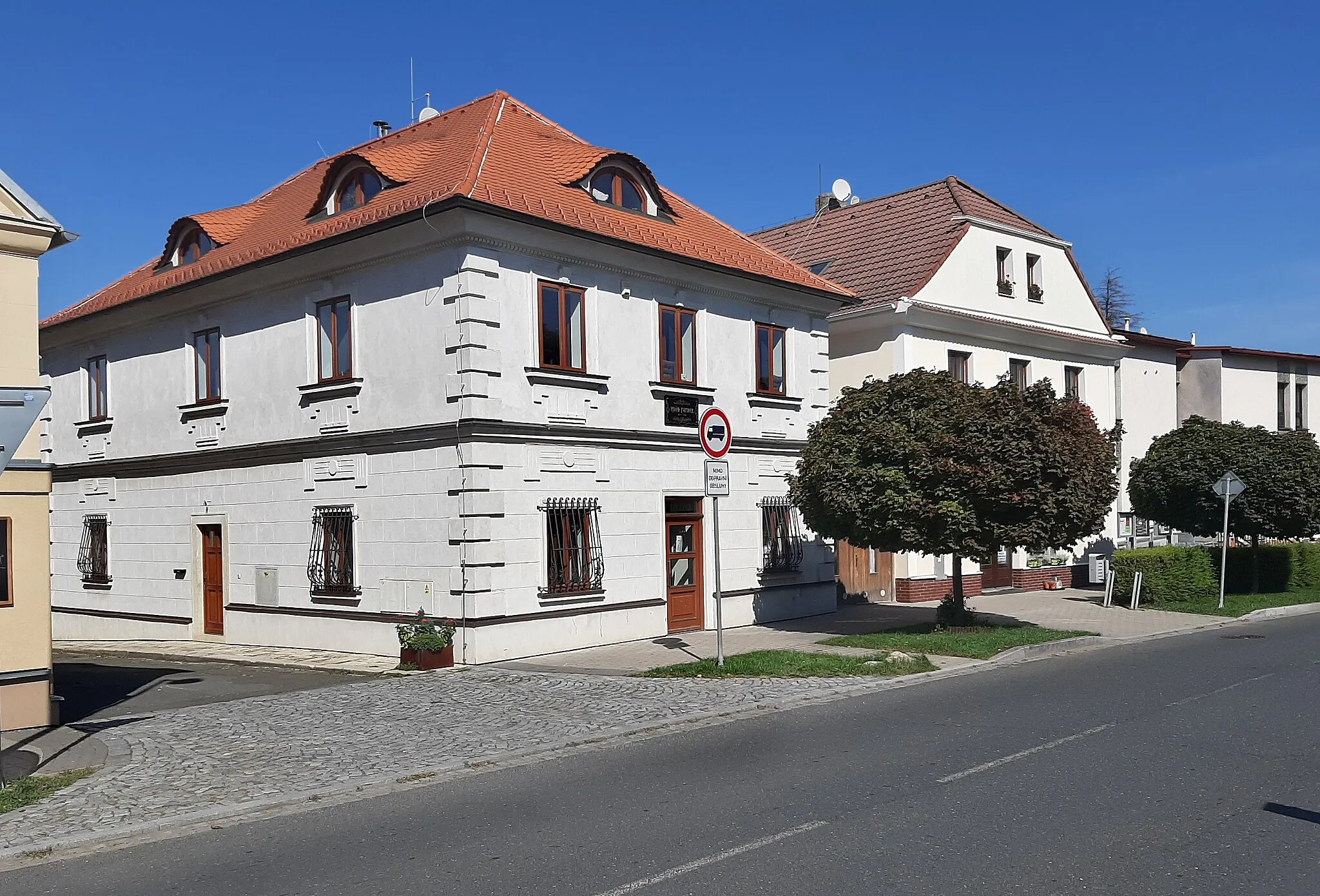 Photo showing: náměstí 1. máje square, Červené Pečky, Czech Republic.