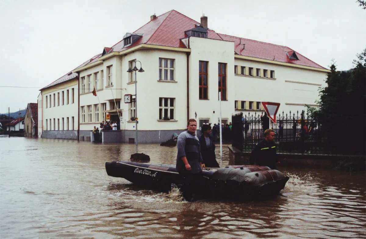 Photo showing: Dobřichovice school during floods