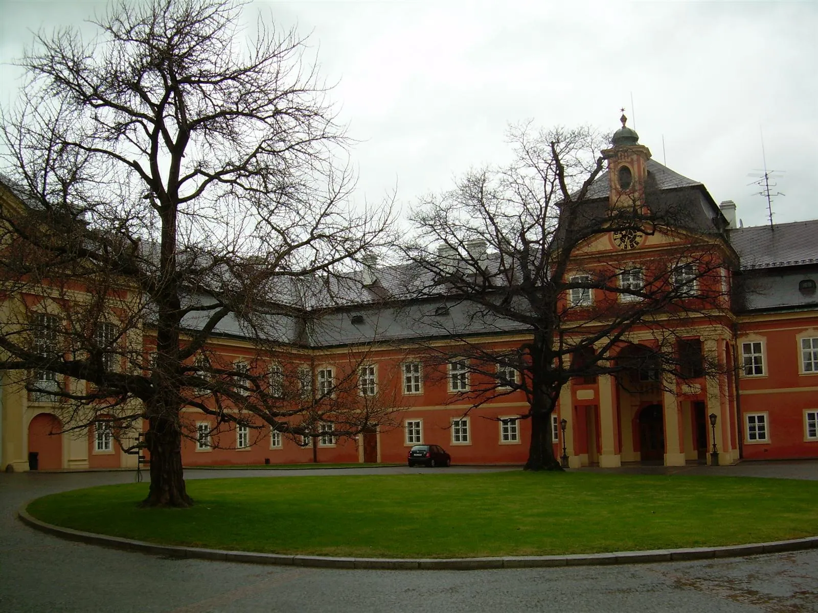 Photo showing: Wuadrangle of Dobříš Castle