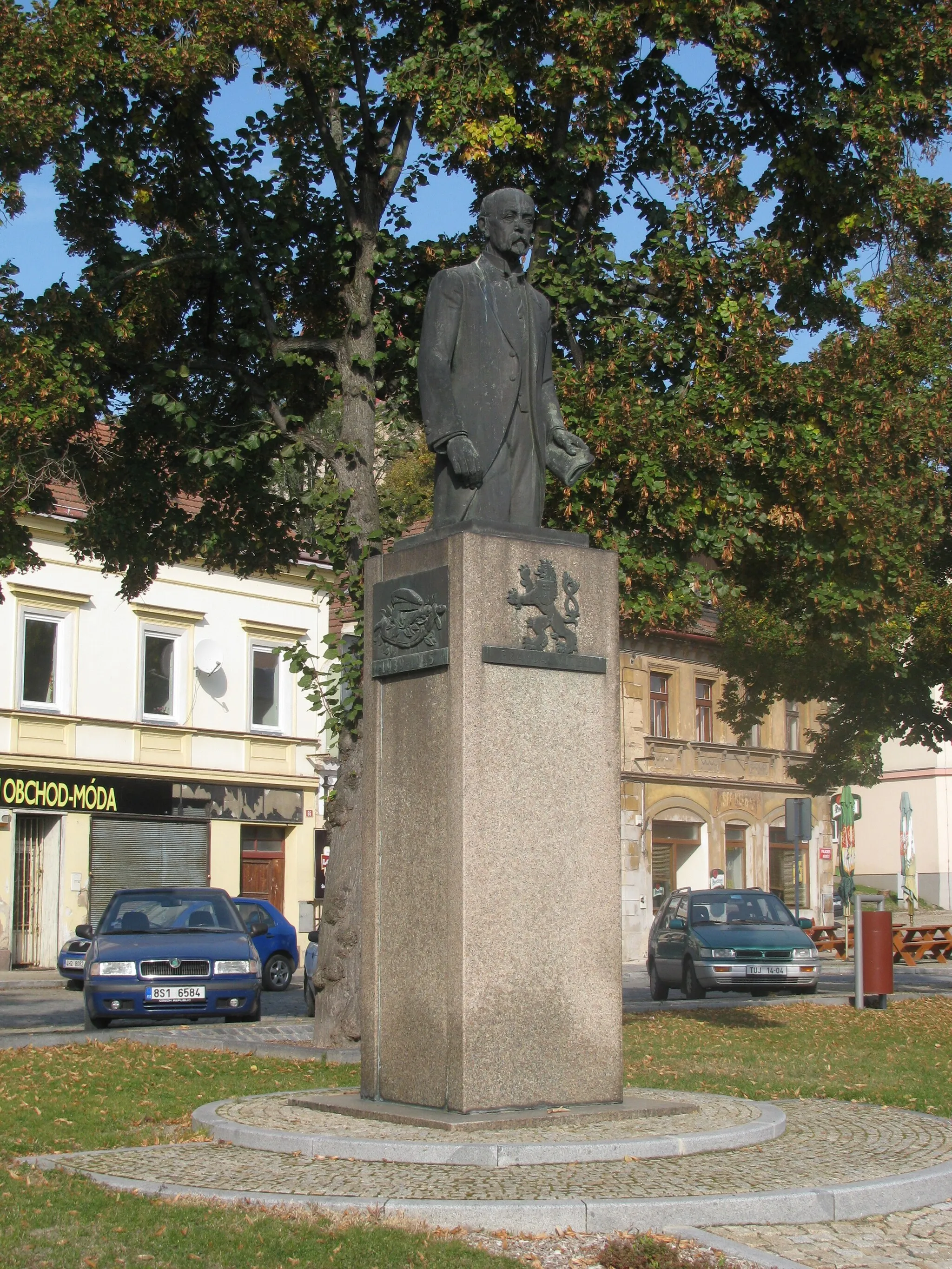 Photo showing: Pomník T. G. Masaryka v Dobrovici, Palackého nám., horní část