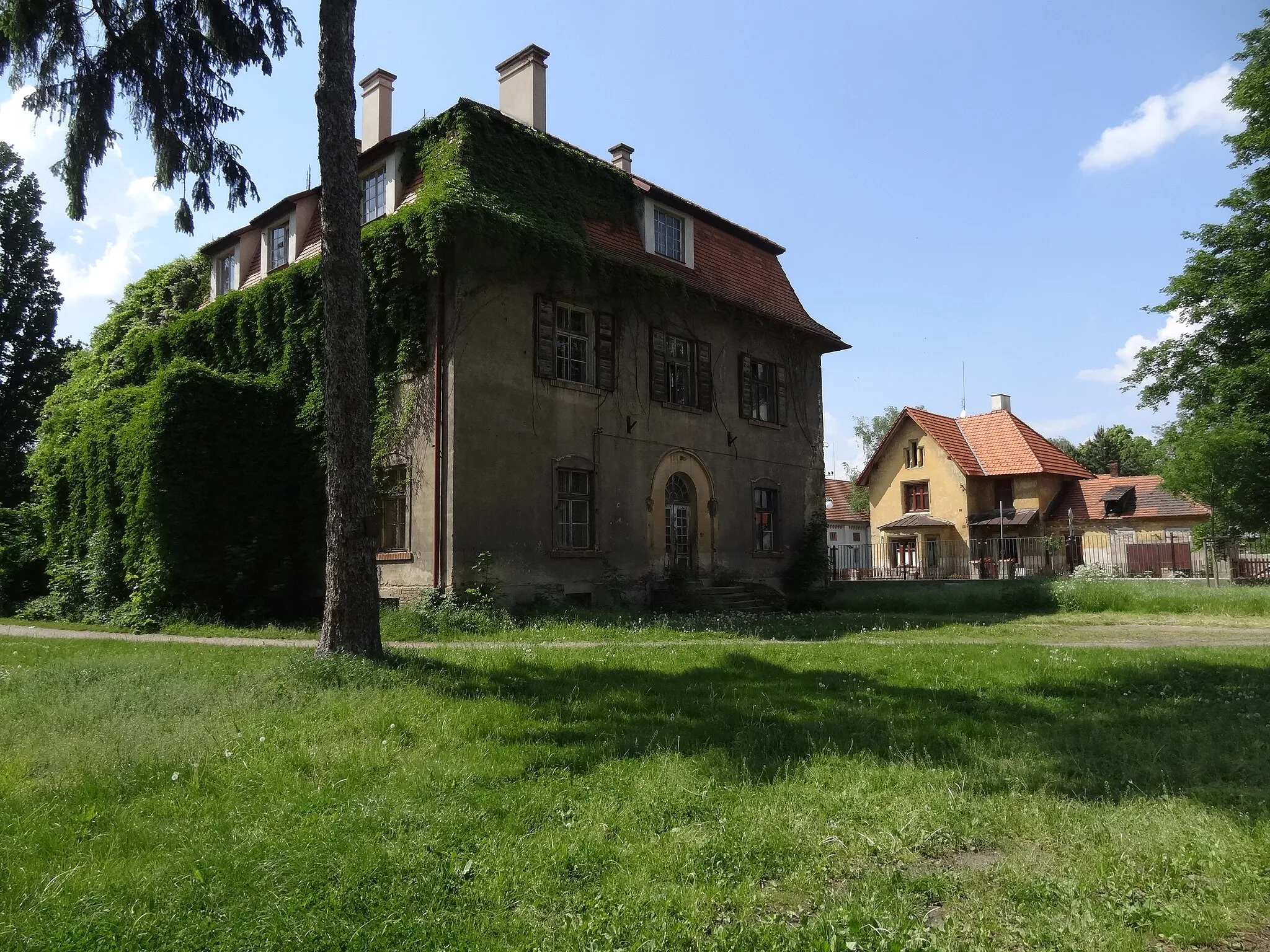 Photo showing: Dolní Beřkovice - vila čp. 144 v Nádražní ulici na okraji zámeckého parku