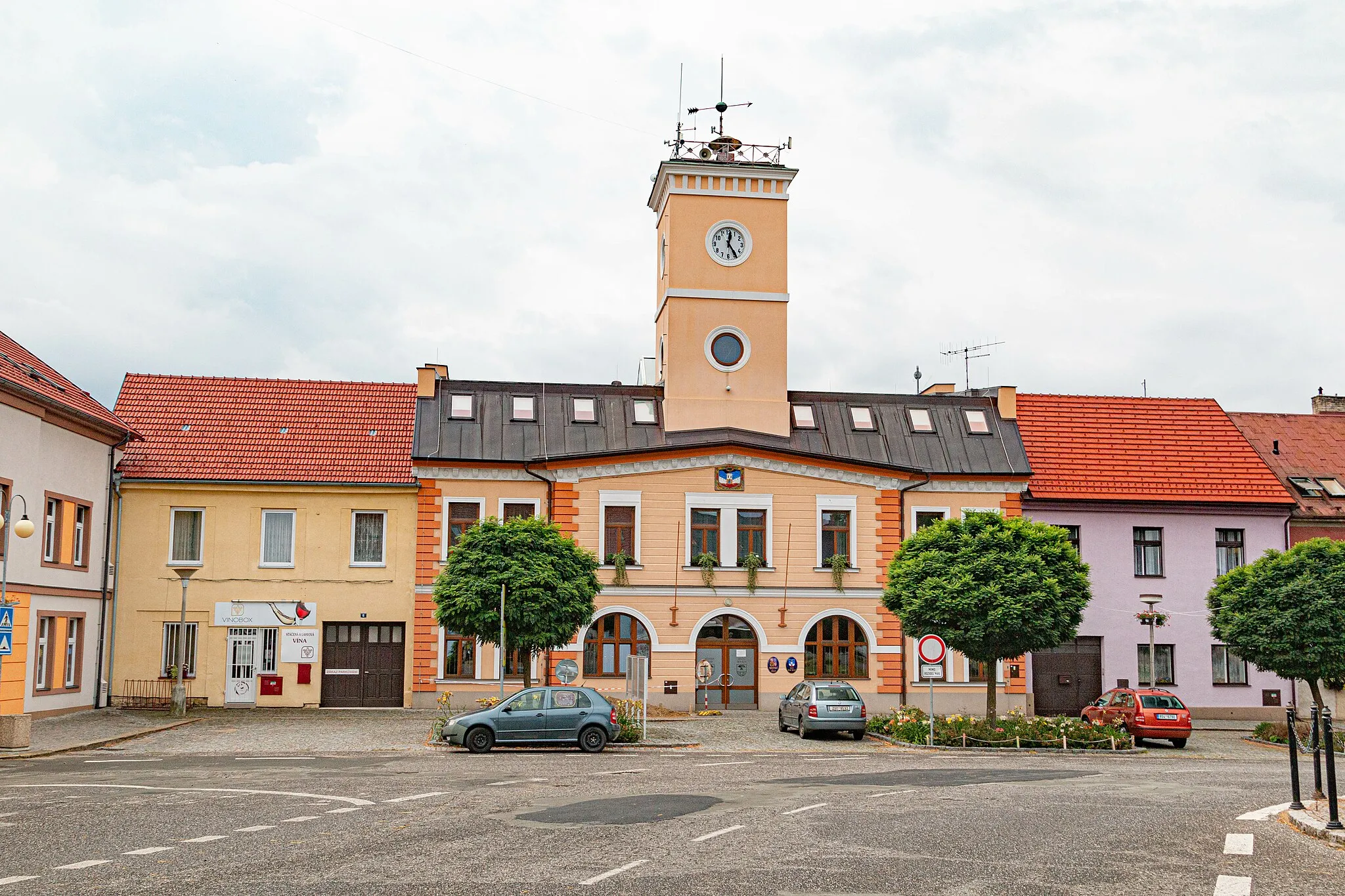 Photo showing: Náměstí T. G. Masaryka (Dolní Bousov)