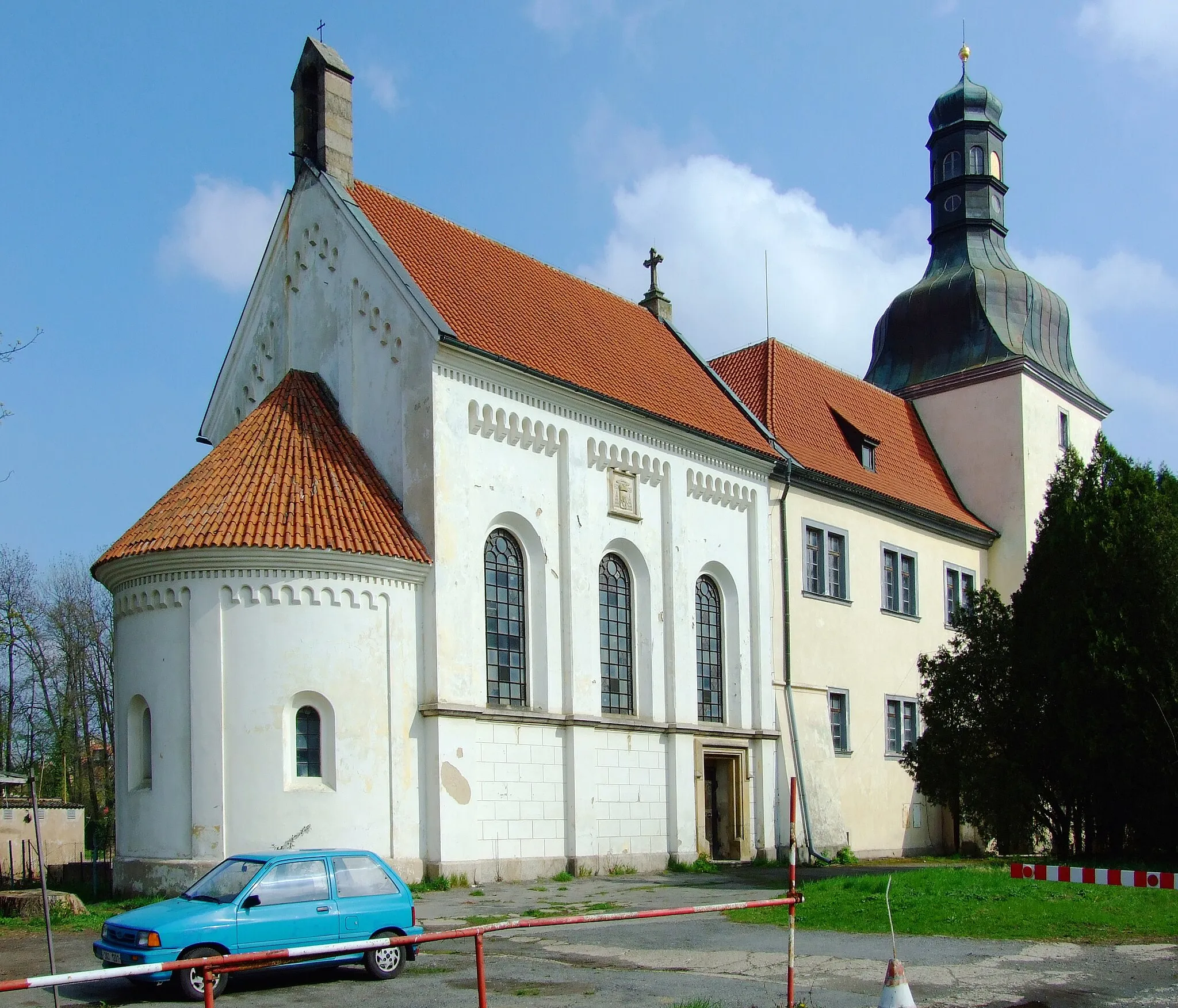Photo showing: Dolní Břežany village near Prague, CZ; the castle with the St. Maria Magdalena chapel