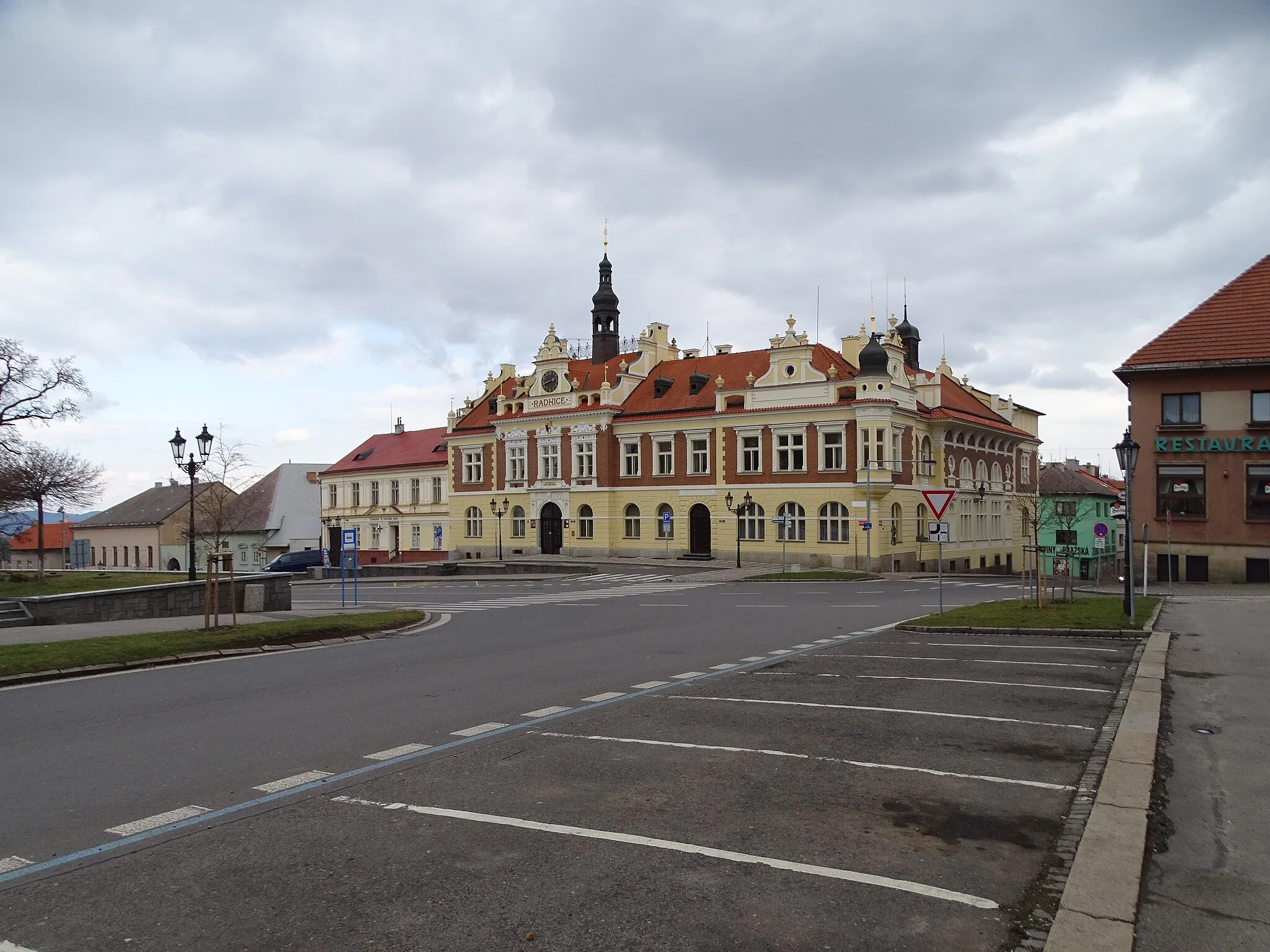 Photo showing: Hořovice, Beroun District, Central Bohemian Region, Czechia. Palackého náměstí 1/1, 2/2, a town hall.