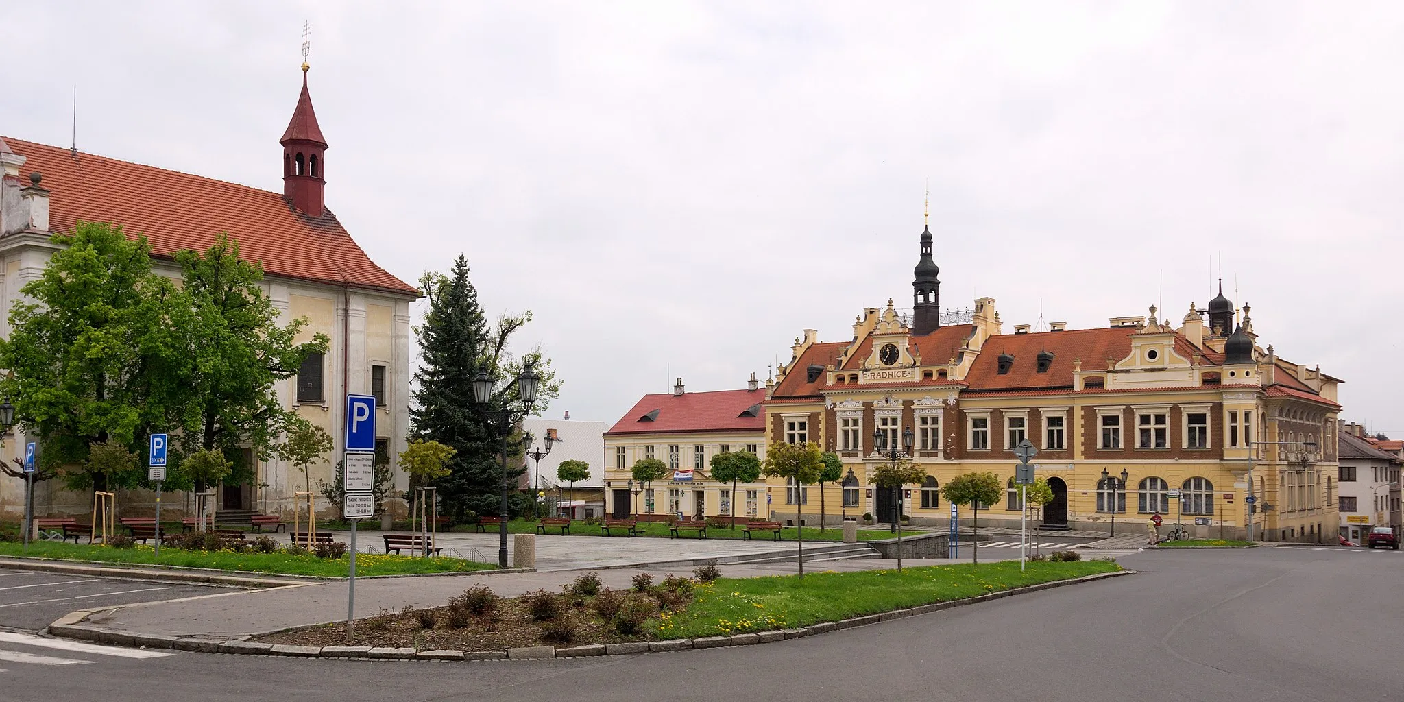 Photo showing: Náměstí Palackého v Hořovicích, vlevo kostel Nejsvětější Trojice, vpravo městská radnice