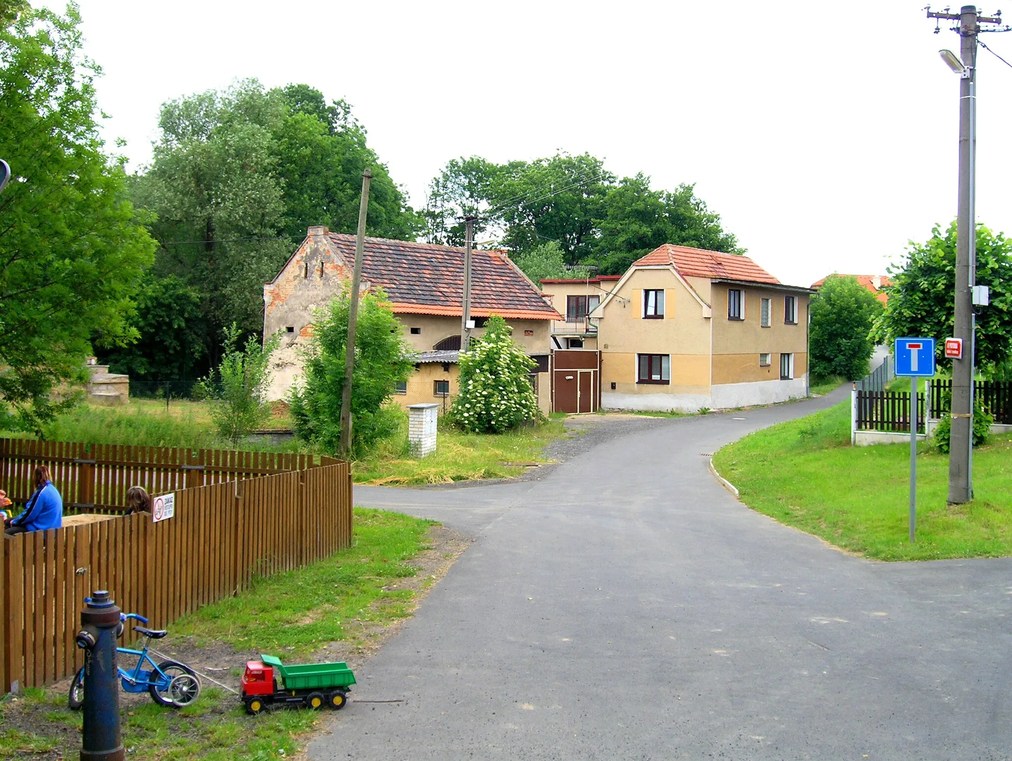 Photo showing: U Potoka street in Zdiměřice, part of Jesenice, Czech Republic