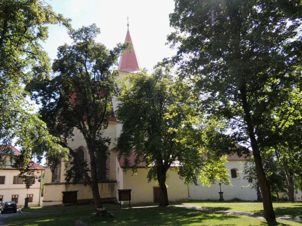 Photo showing: Jílové u Prahy, St Adalbert church from N