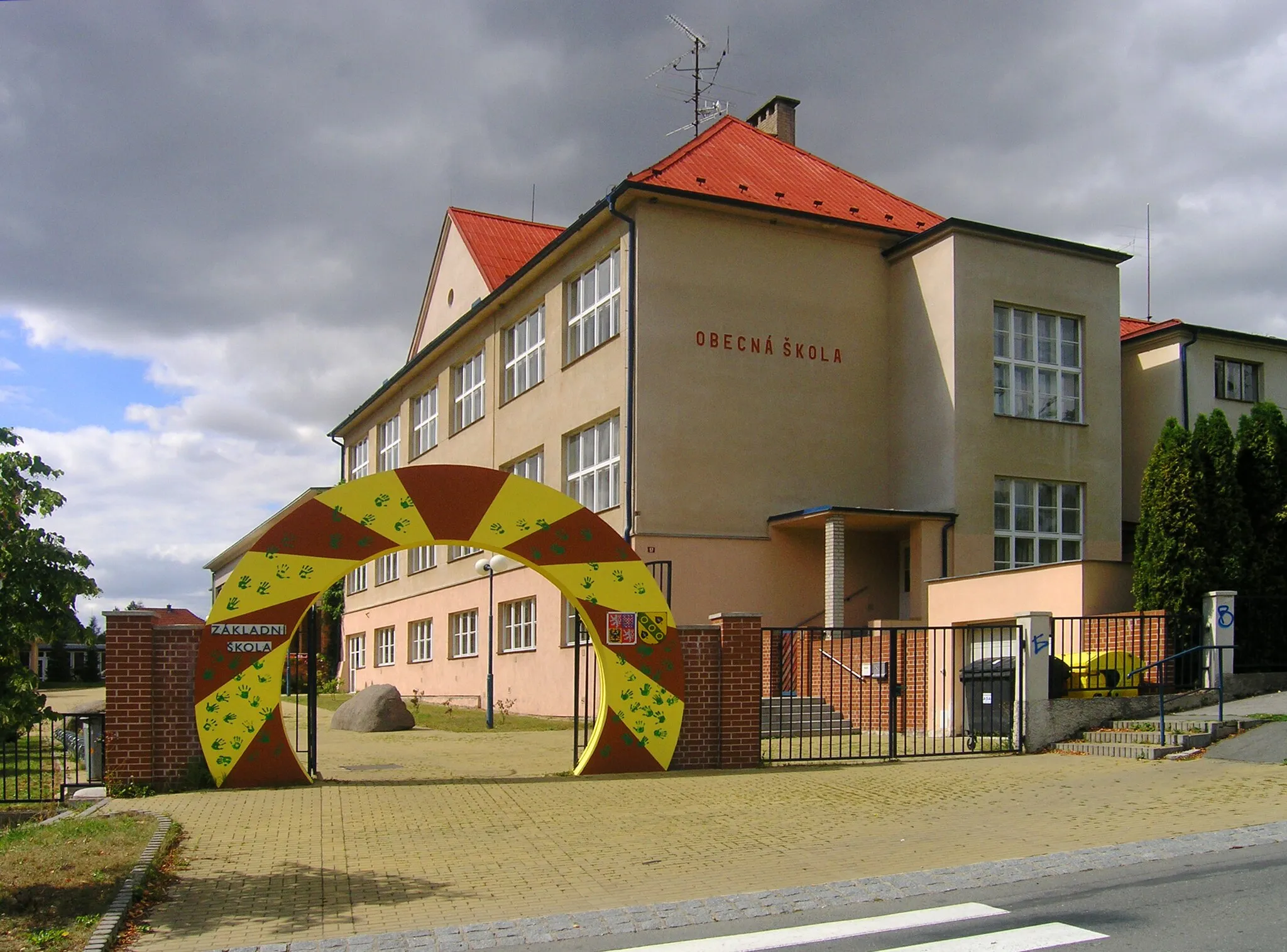 Photo showing: Elementary school in Kamenice, Czech Republic