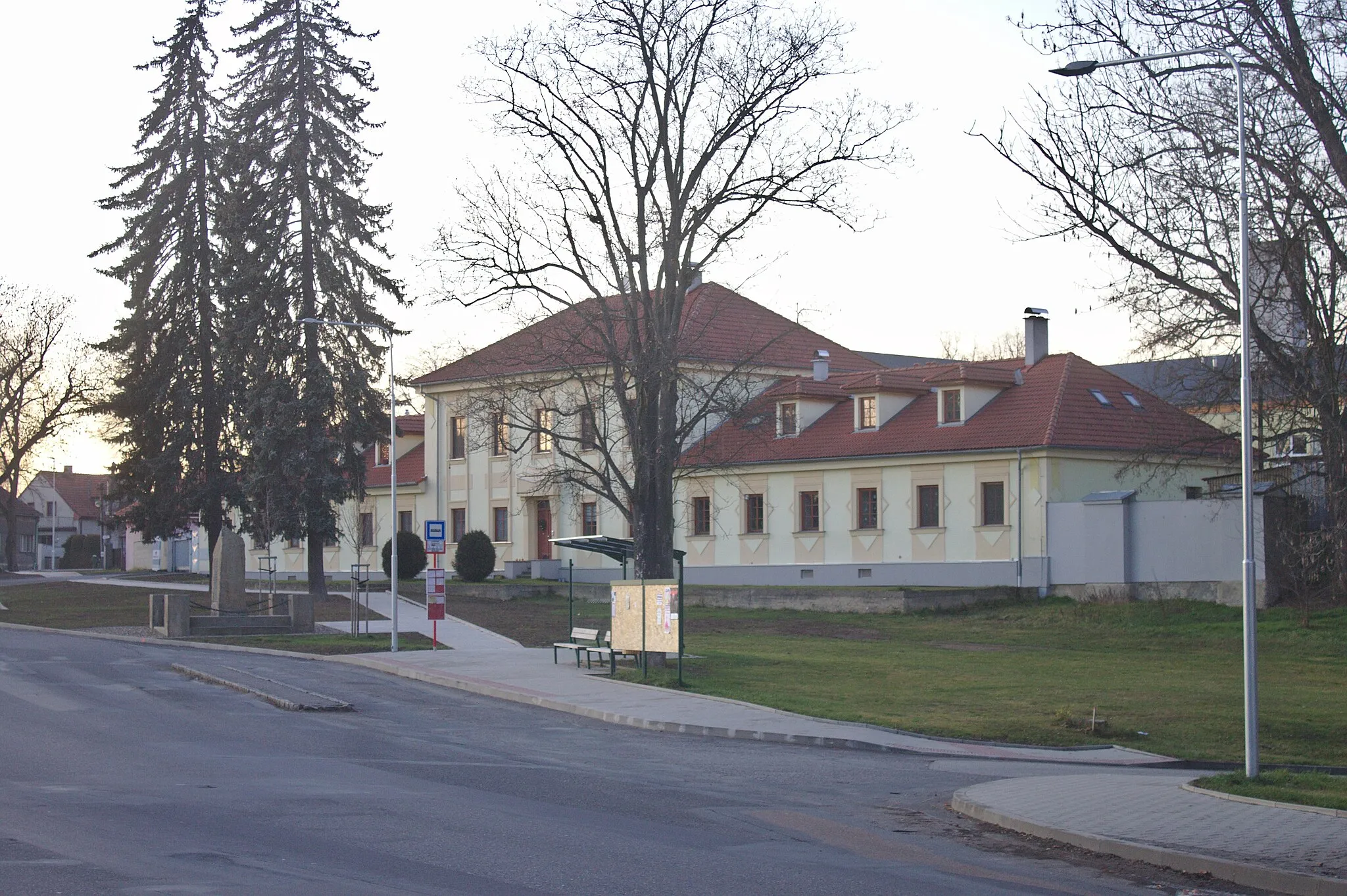 Photo showing: Main common in Kamenné Žehrovice, CZ