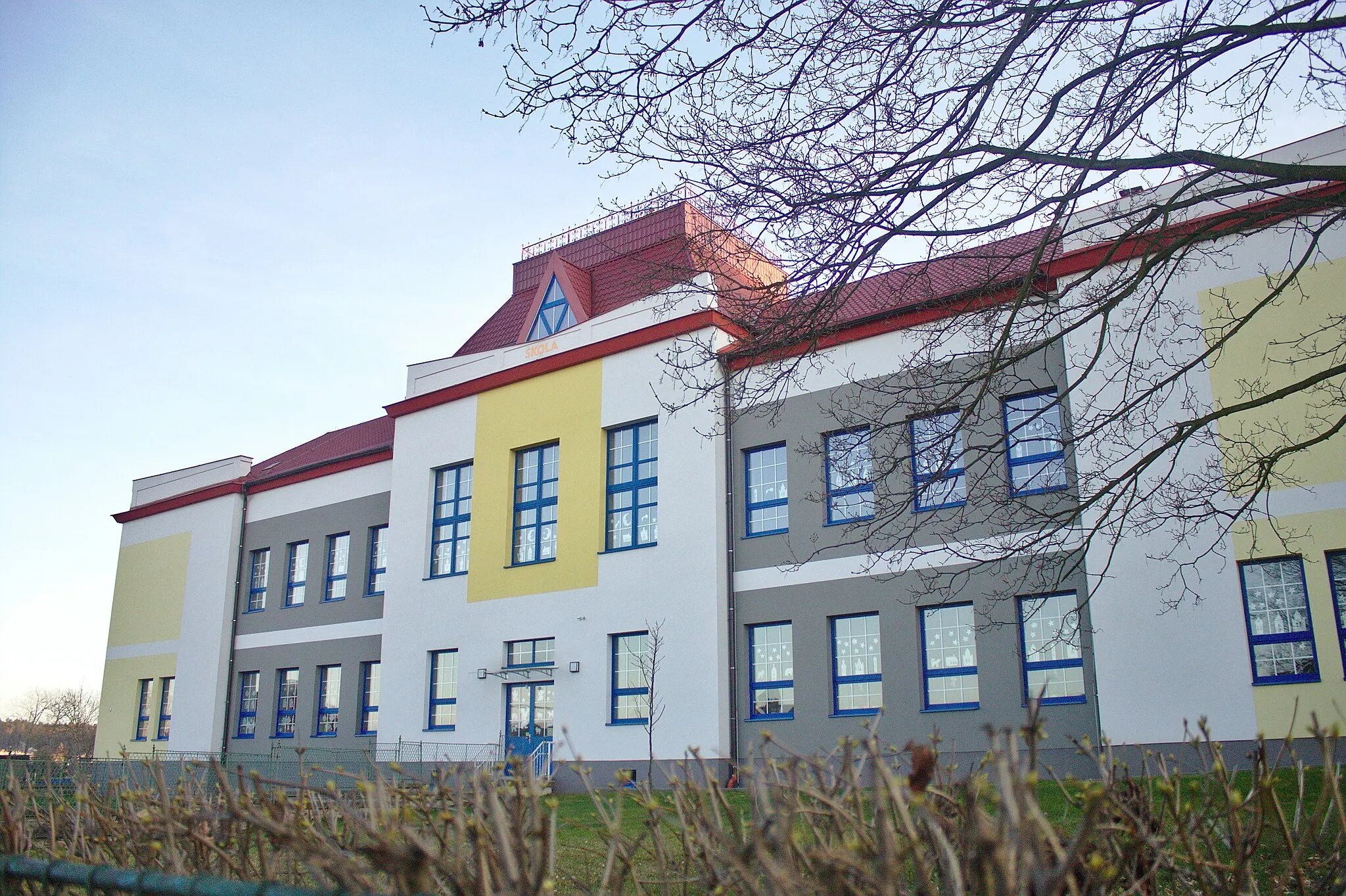 Photo showing: Elementary school in Kamenné Žehrovice, CZ