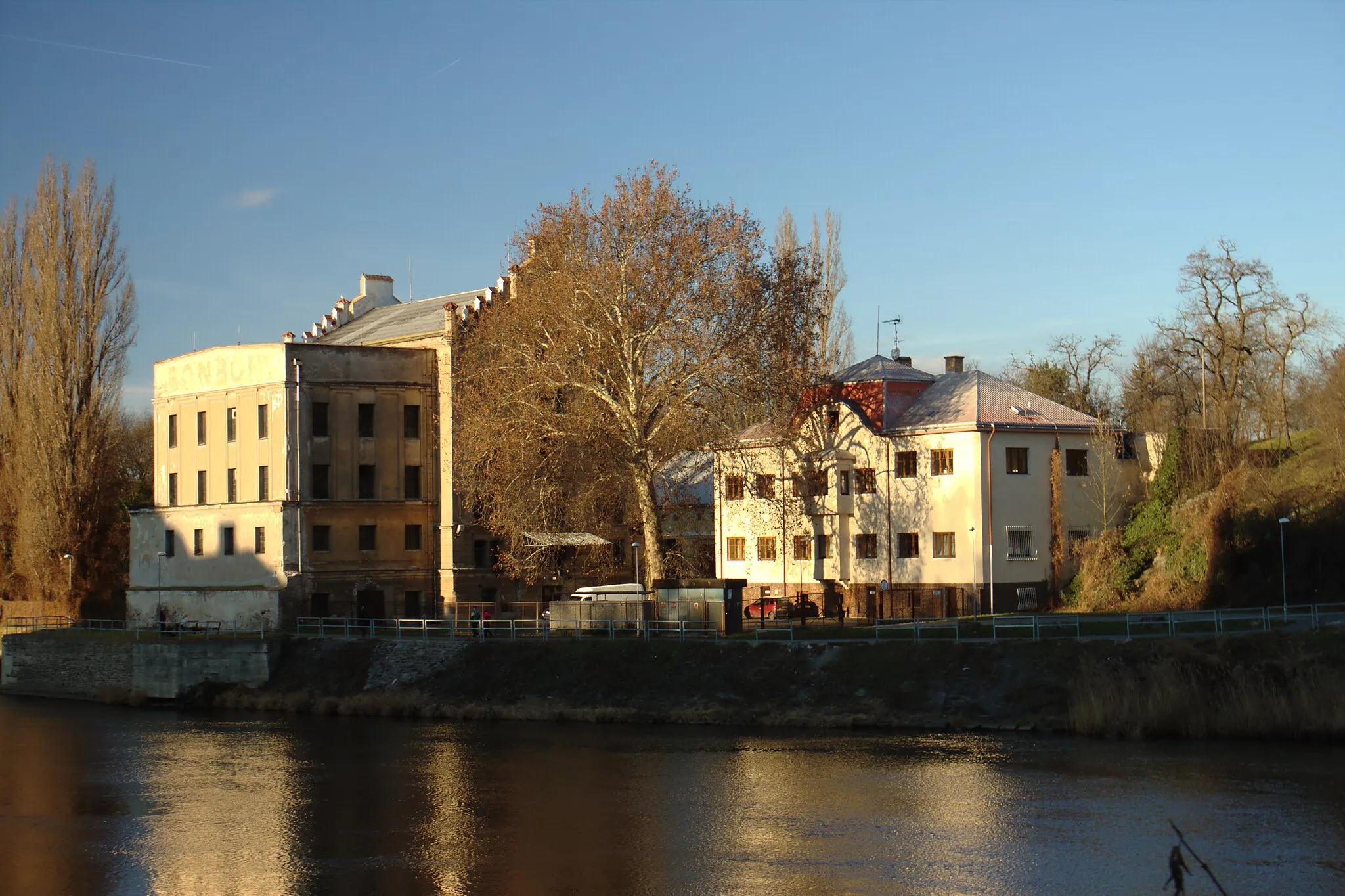 Photo showing: A former mill/factory near Elbe River in Kolín, CZ