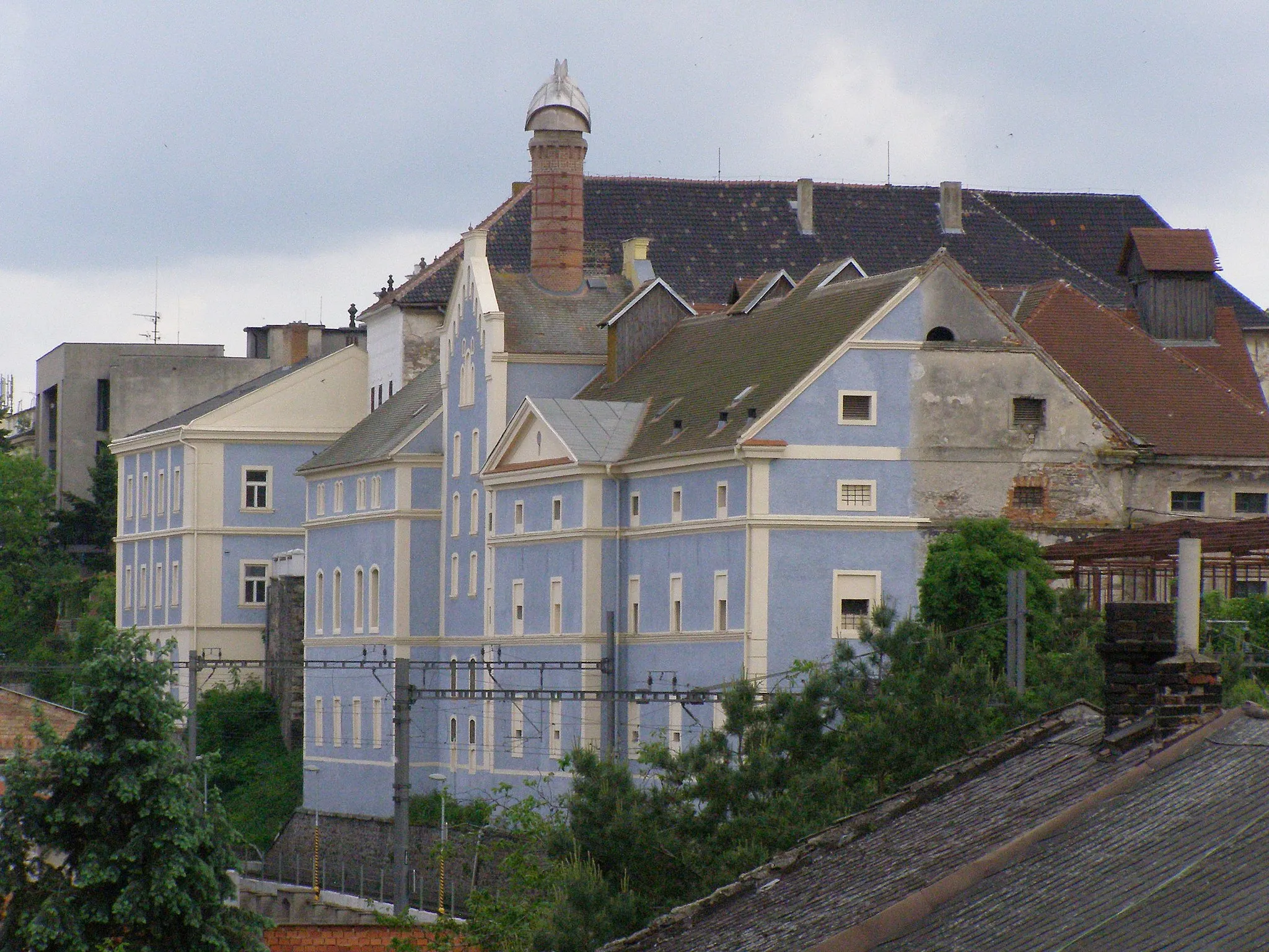 Photo showing: The former castle brewery in Kolín (the façade was reconstructed from the most visible side and the rest stayed for a while unreconstructed which resembled so called Potemkin village)