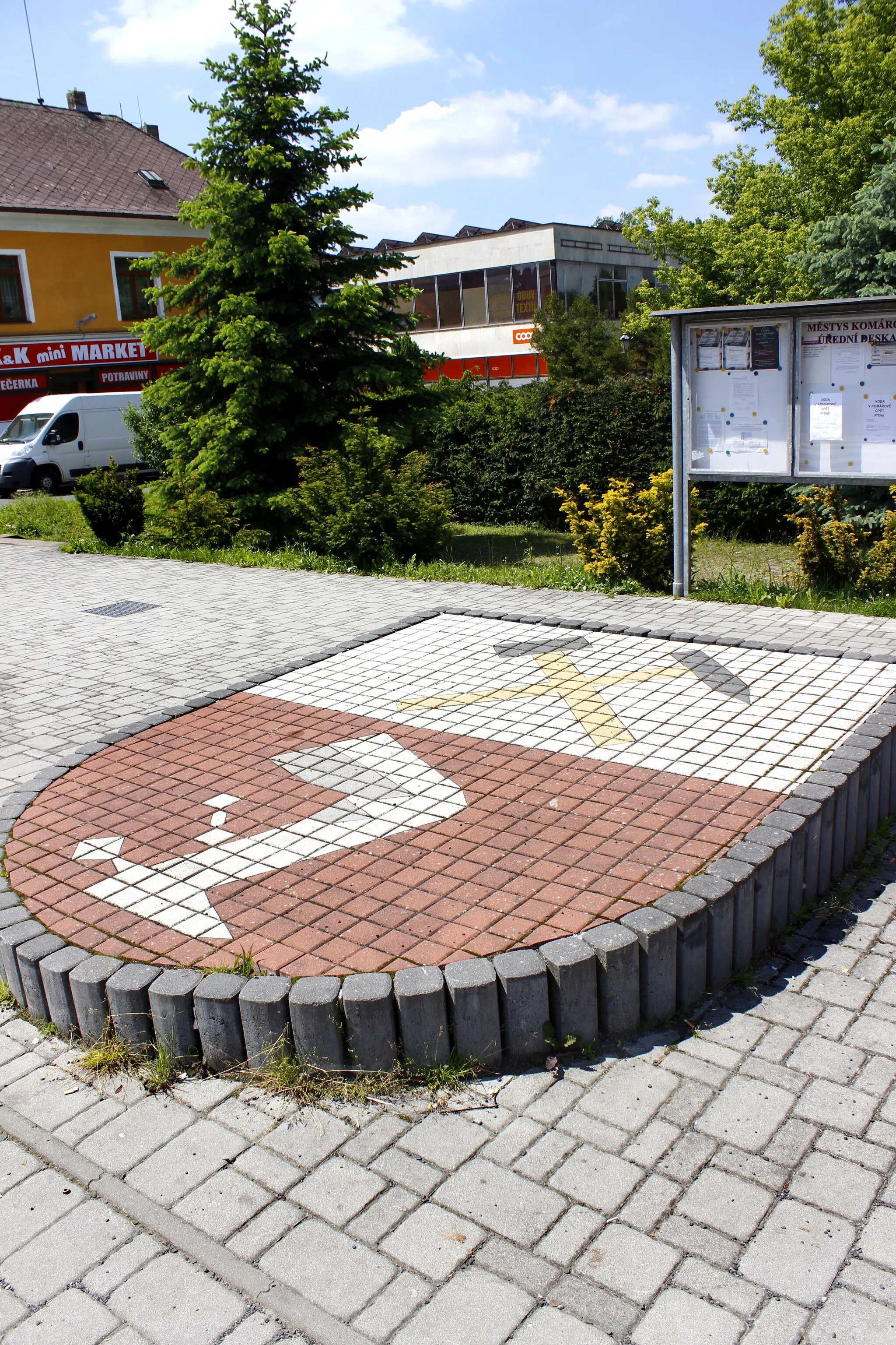 Photo showing: Coat of arms in Komárov, Czech Republic