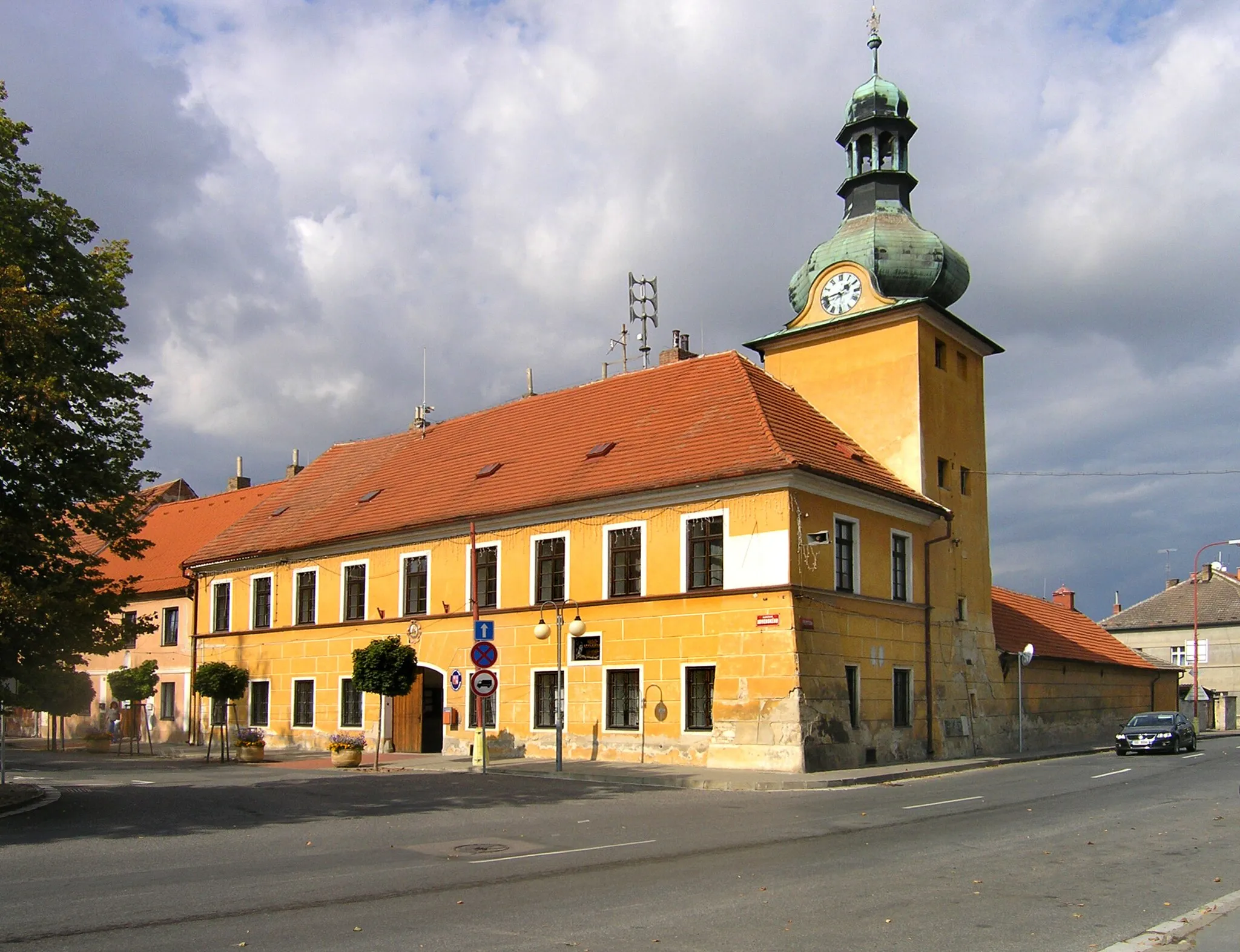 Photo showing: Municipality at Komenského square in Kostelec nad Labem, Czech Republic