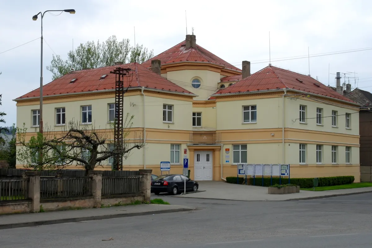 Photo showing: Municipal Authority, 192 Míru square, Králův Dvůr, Beroun District.