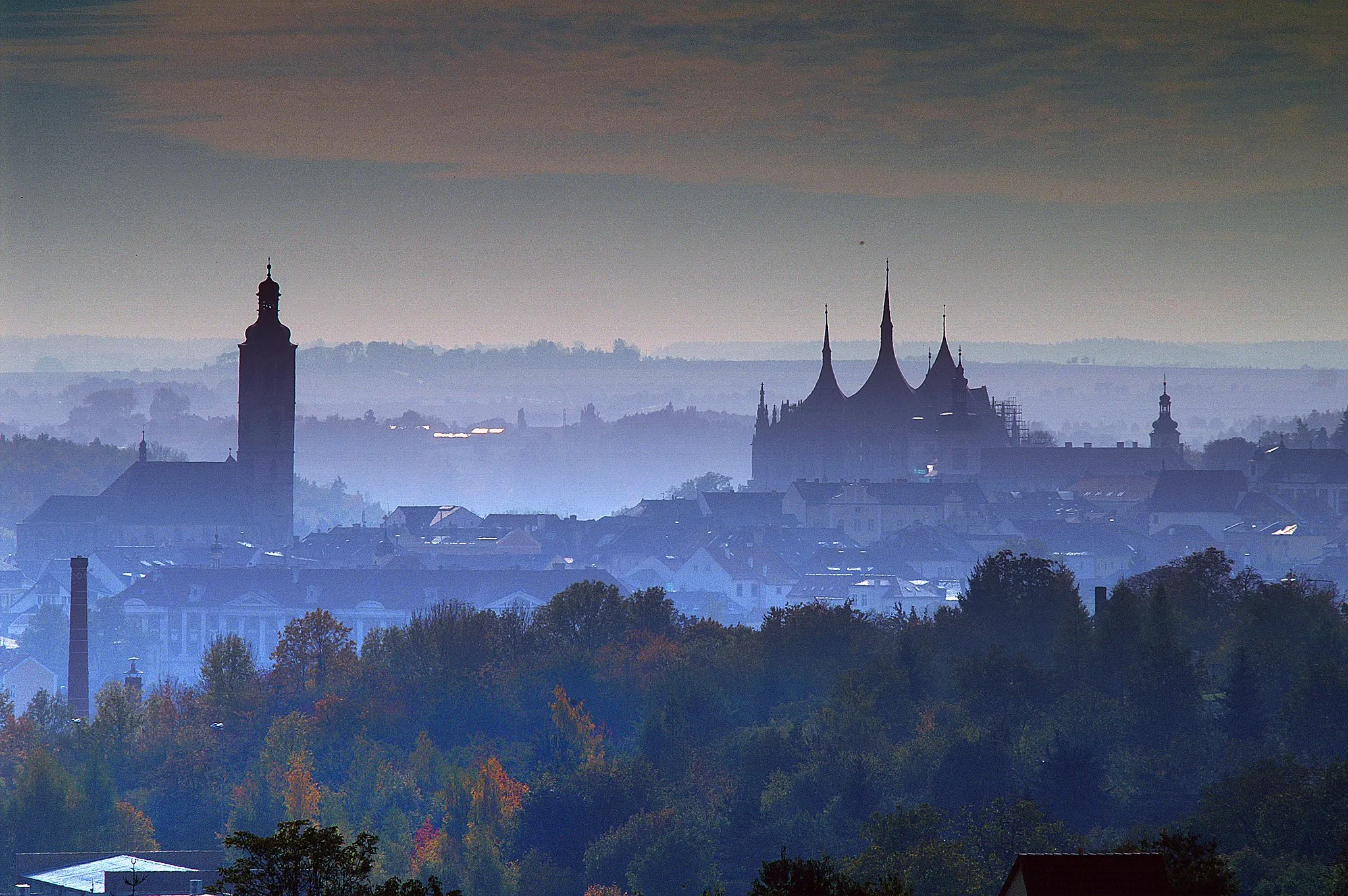 Photo showing: The Panorama of  Kutna Hora. St. Jacob church and St. Barbara´s cathedral the most significant silhouette in the town.