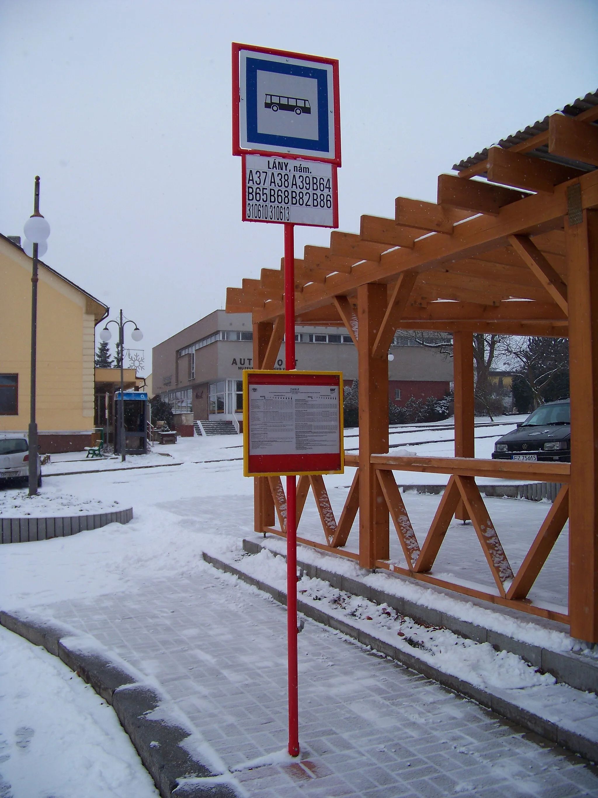 Photo showing: Lány, Kladno District, Central Bohemian Region, the Czech Republic. Masaryk's Square. A bus stop.