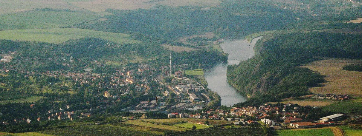 Photo showing: Aerial photography of a Libcice n./V. town, Vltava valley and a Vetrusice village in Central Bohemia
