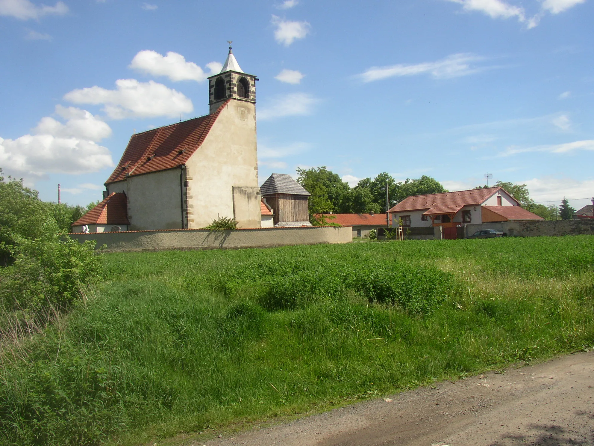 Photo showing: Gothic church of St. James in Libiš, Mělník District, Czech Republic. Built shortly before 1391, tower added in 1541.