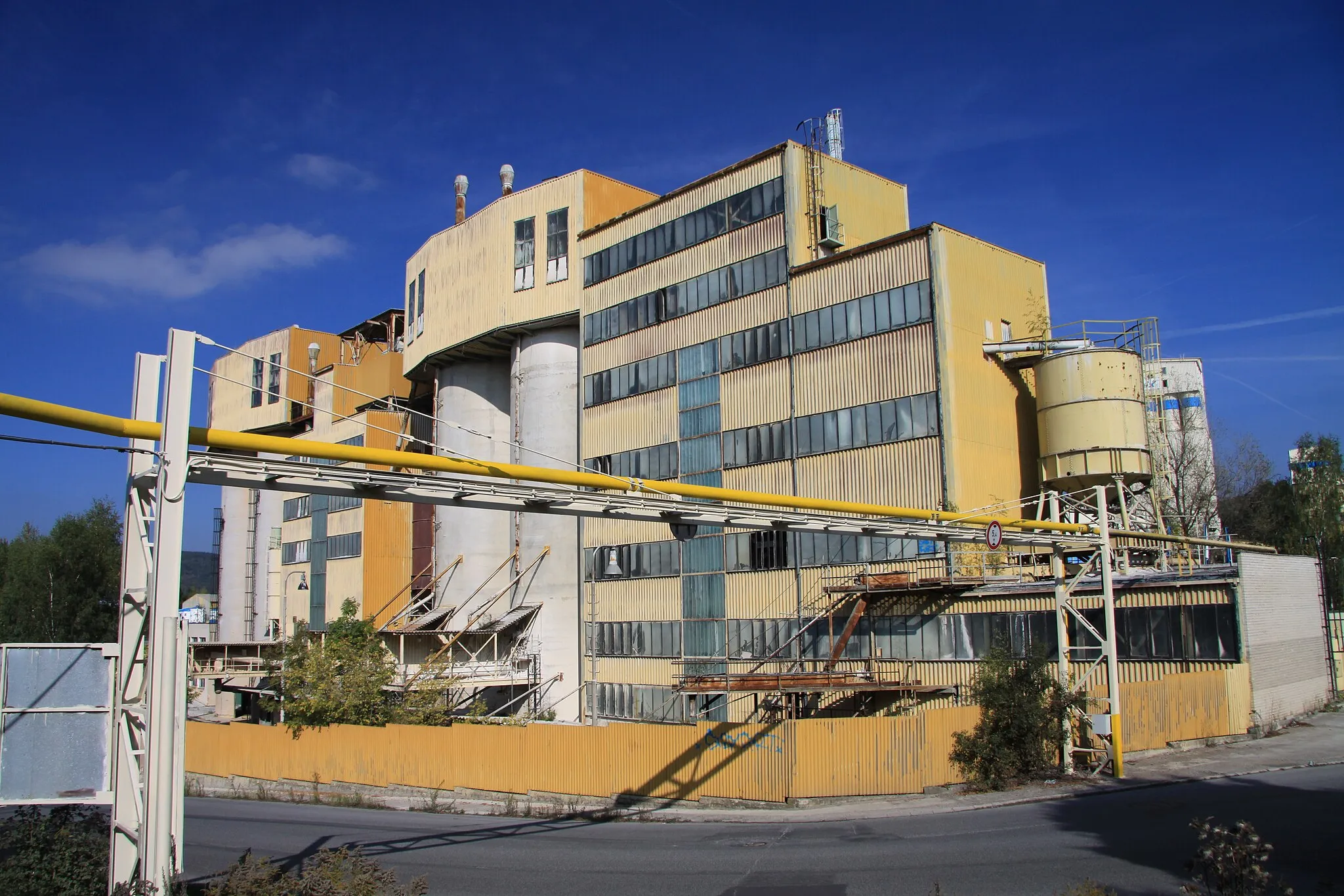 Photo showing: Cemix factory in Loděnice village, Beroun District, Czech Republic