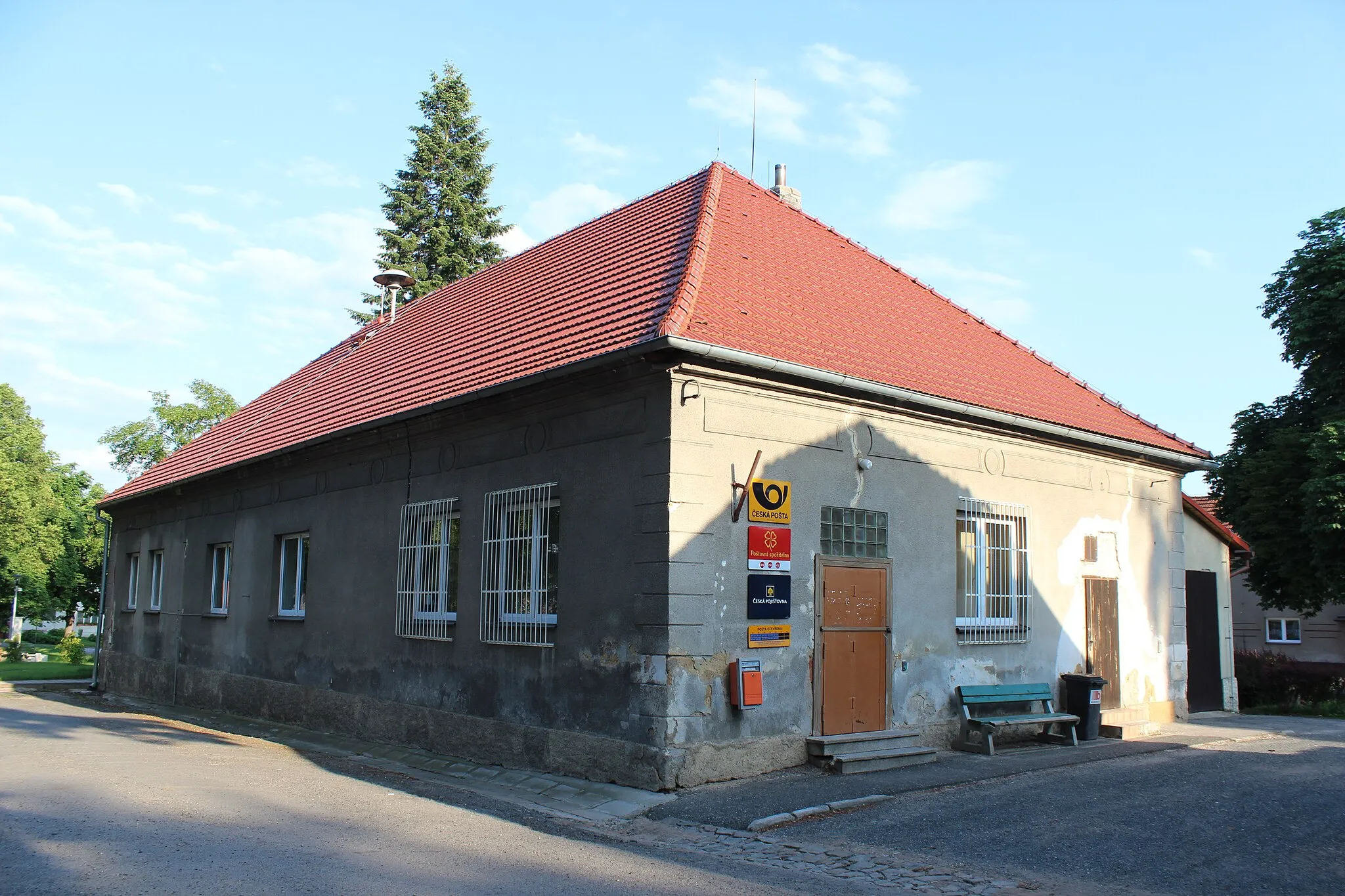 Photo showing: Obecní a poštovní úřad (dům číslo popisné 89) v Lužné v okrese Rakovník.