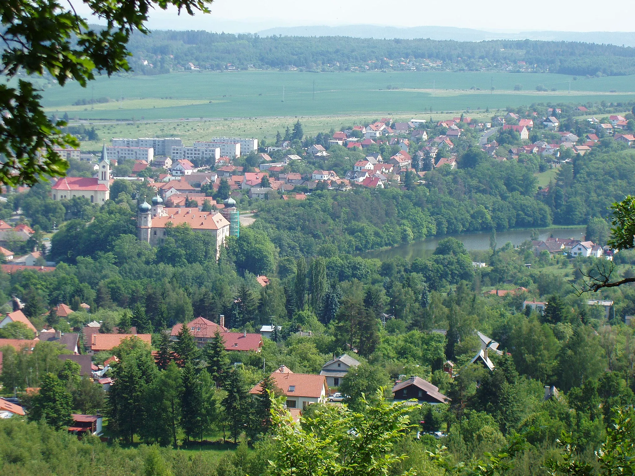 Photo showing: Town of Mníšek pod Brdy as seen from NNE.