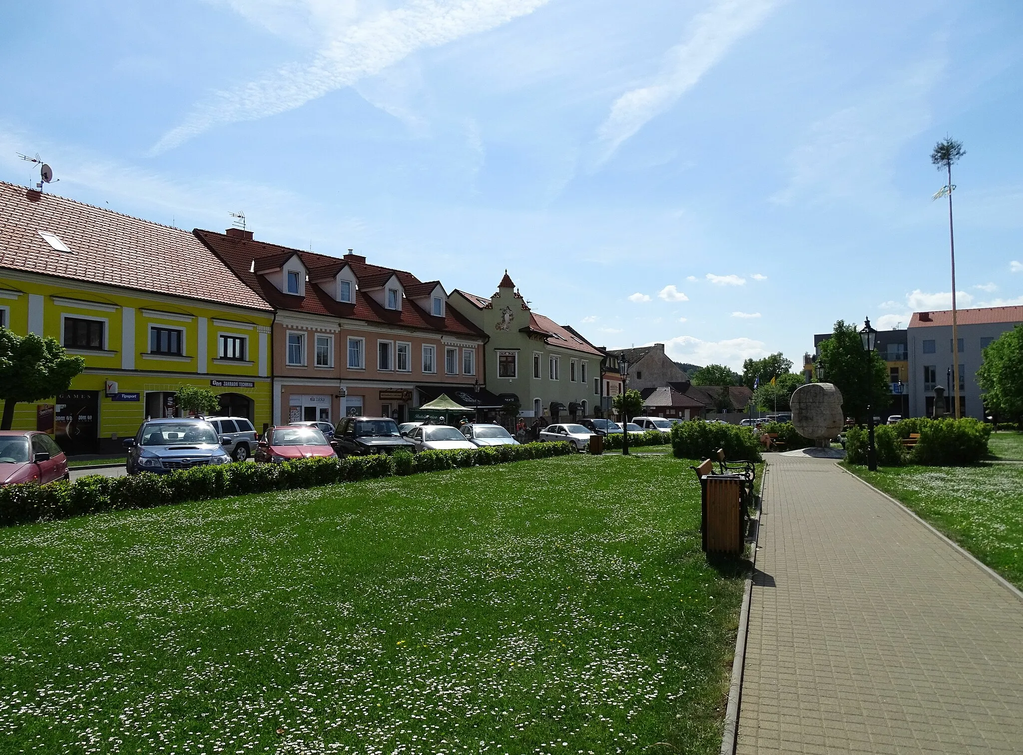 Photo showing: Neveklov, Benešov District, Central Bohemian Region, Czech Republic. Náměstí Jana Heřmana, the east side.