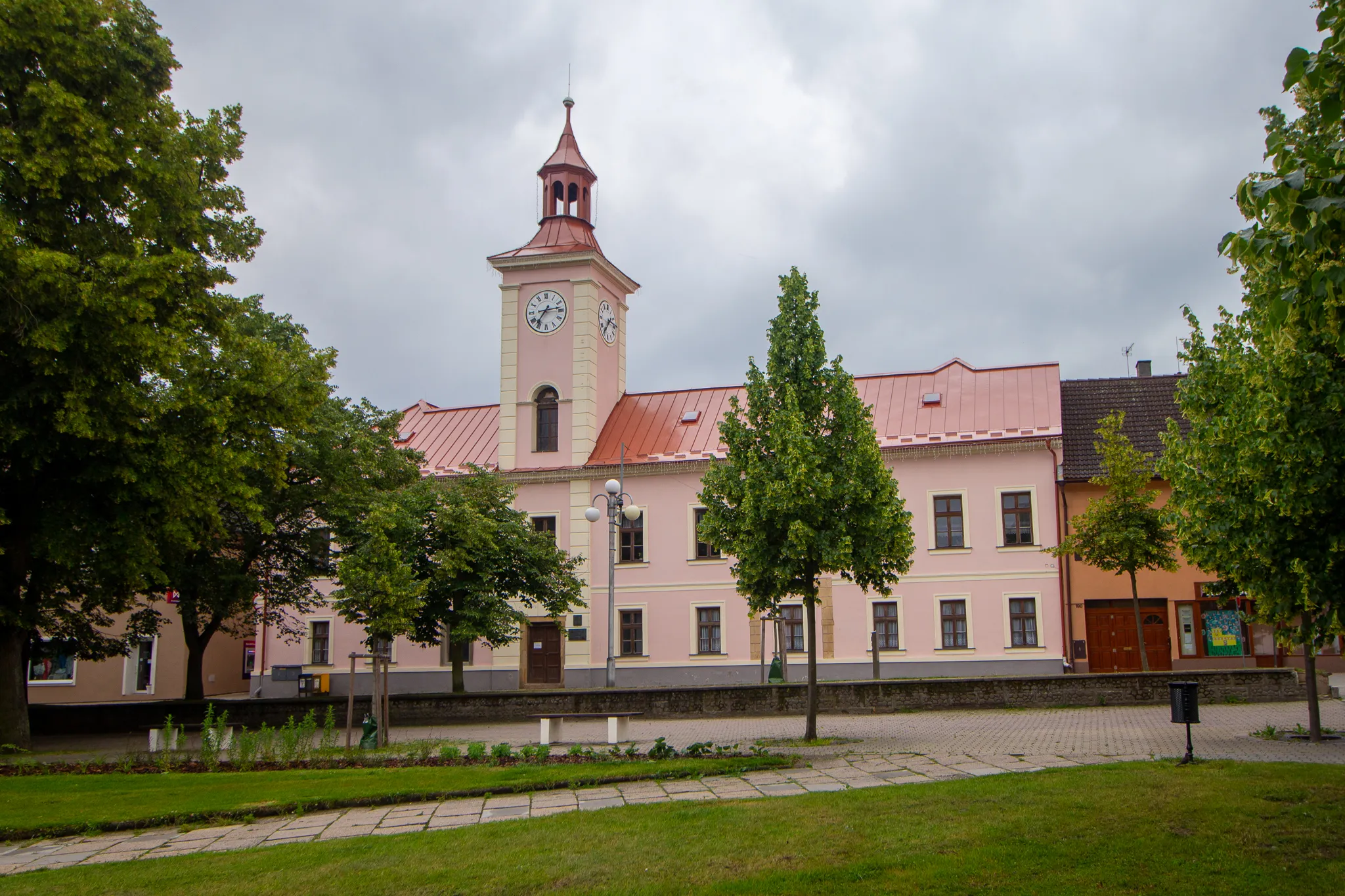 Photo showing: Nové Strašecí, radnice na náměstí