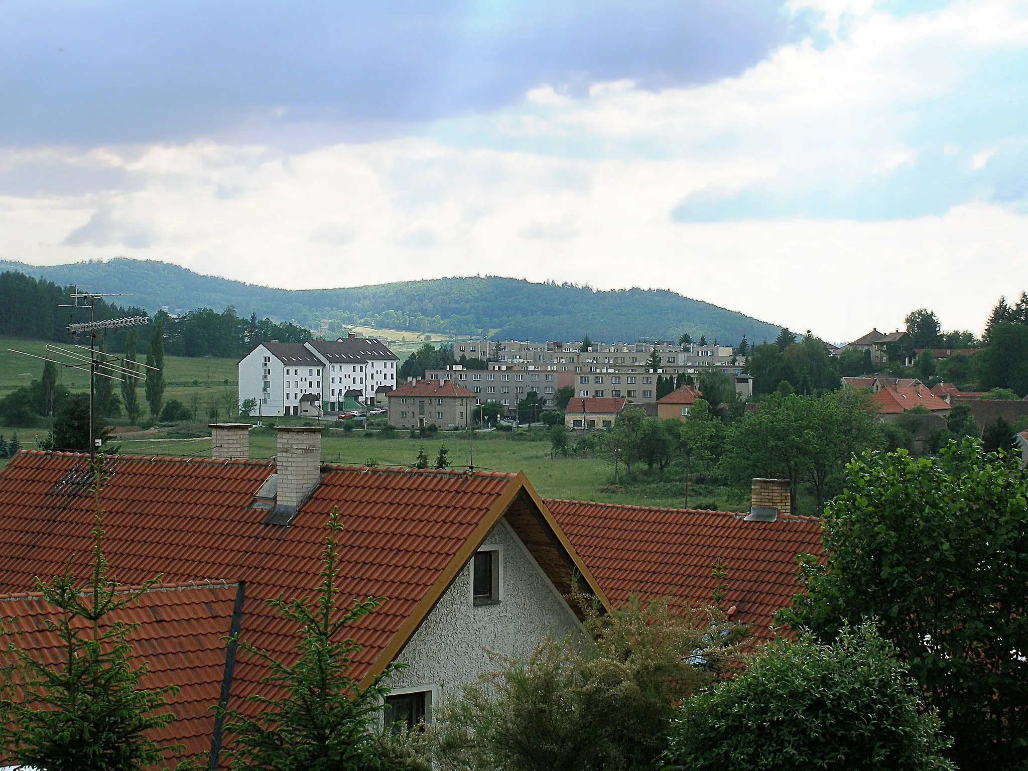 Photo showing: Nový Knín - pohled na sídliště z ulice Na Hůrkách
