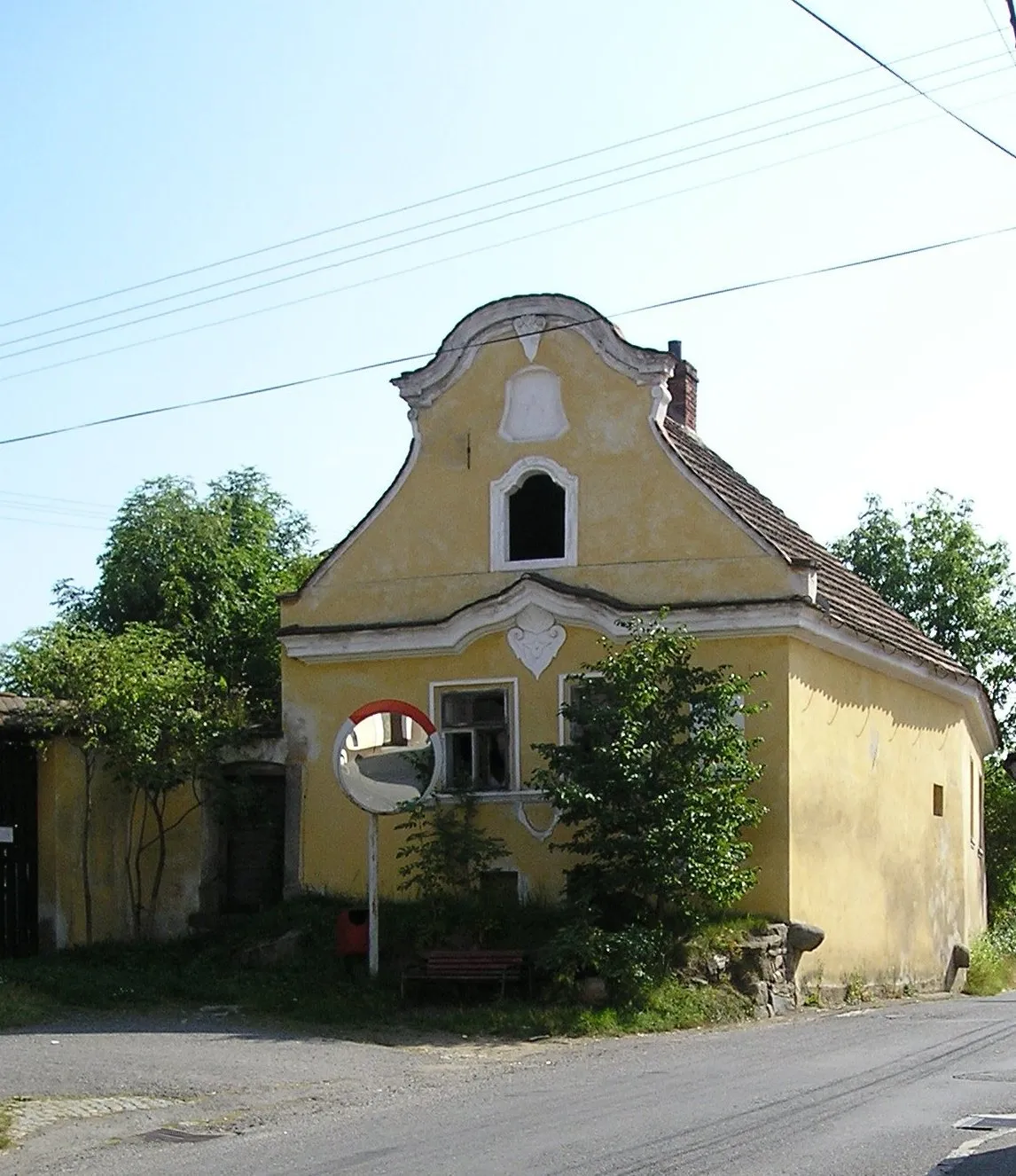 Photo showing: Nový Knín - budova bývalé včelařské školy na prostranství Na Salaši