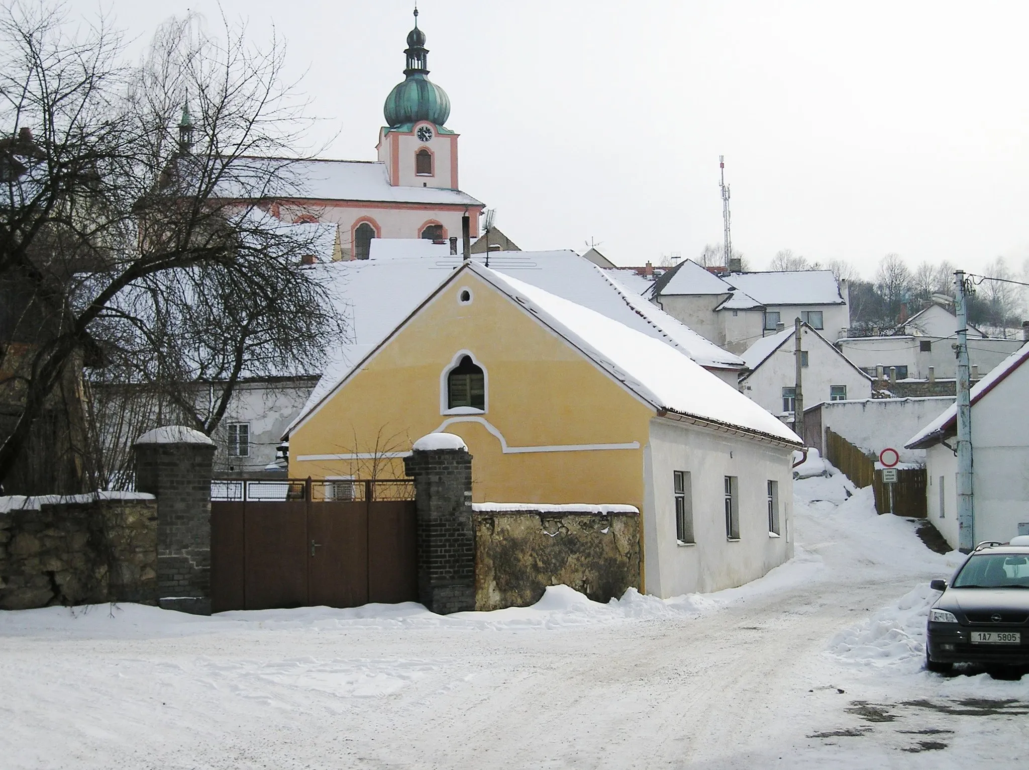 Photo showing: Nový Knín - Pohled z Tylova náměstí ke kostelu sv. Mikuláše