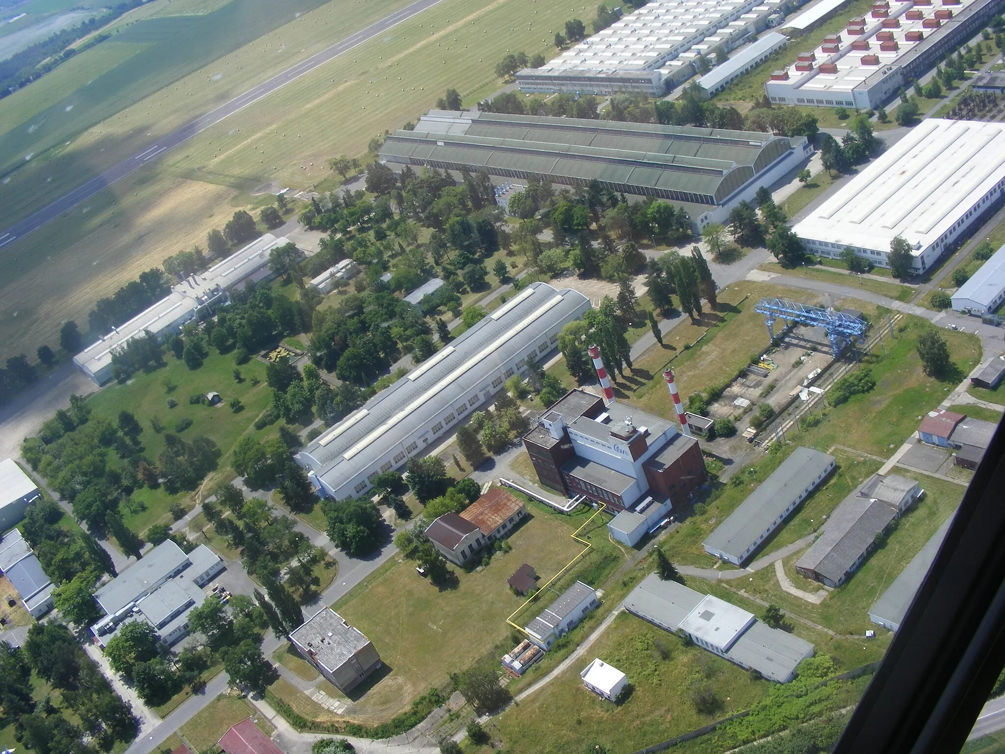 Photo showing: Aero Vodochody factory with airport from the air