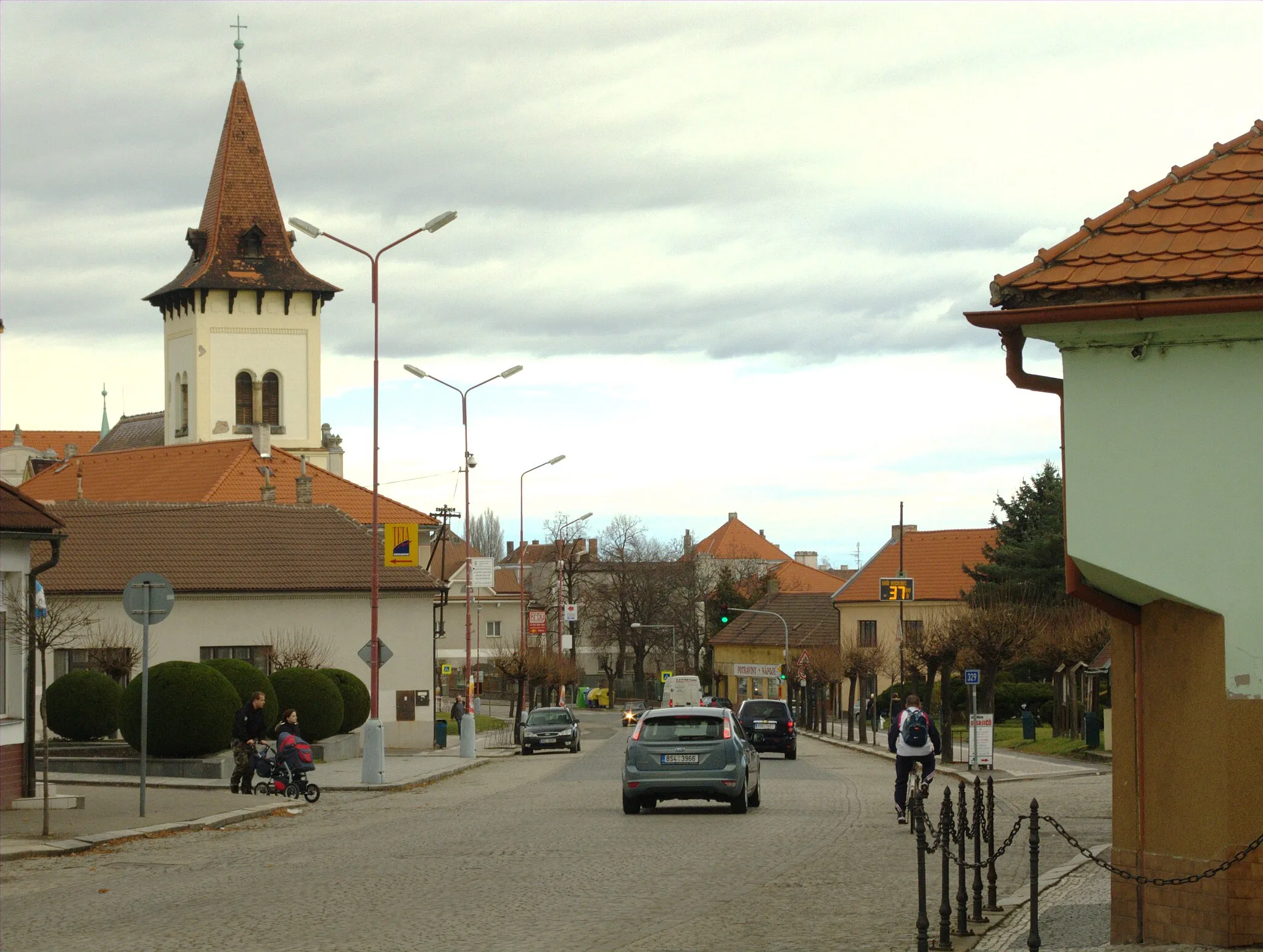 Photo showing: Main road in Pečky, Central Bohemian Region, CZ