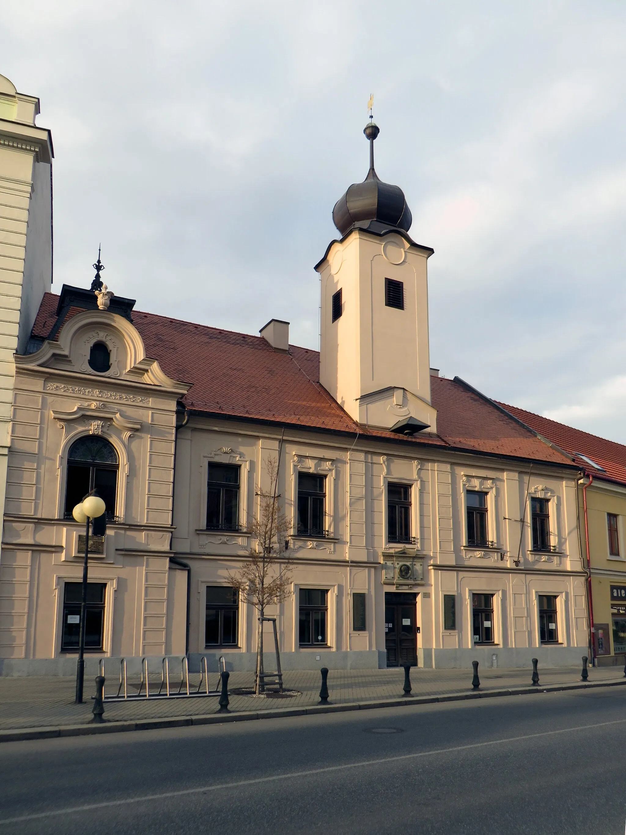 Photo showing: Městská knihovna v Poděbradech (dříve stará radnice). Stav po rekonstrukci. GPS: 50.1424758N, 15.1192469E