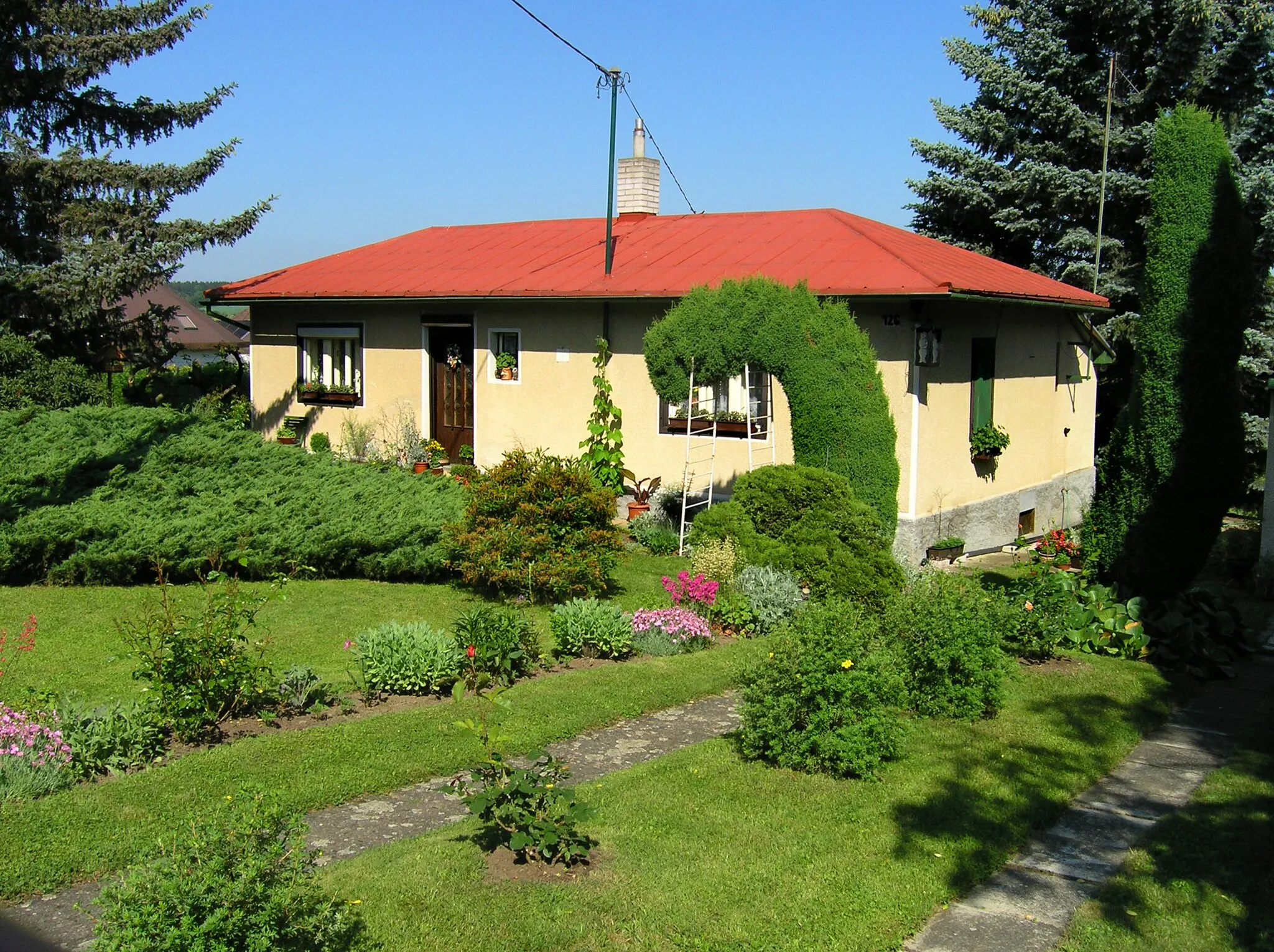 Photo showing: Small house at Jílovská street in Psáry, Czech Republic