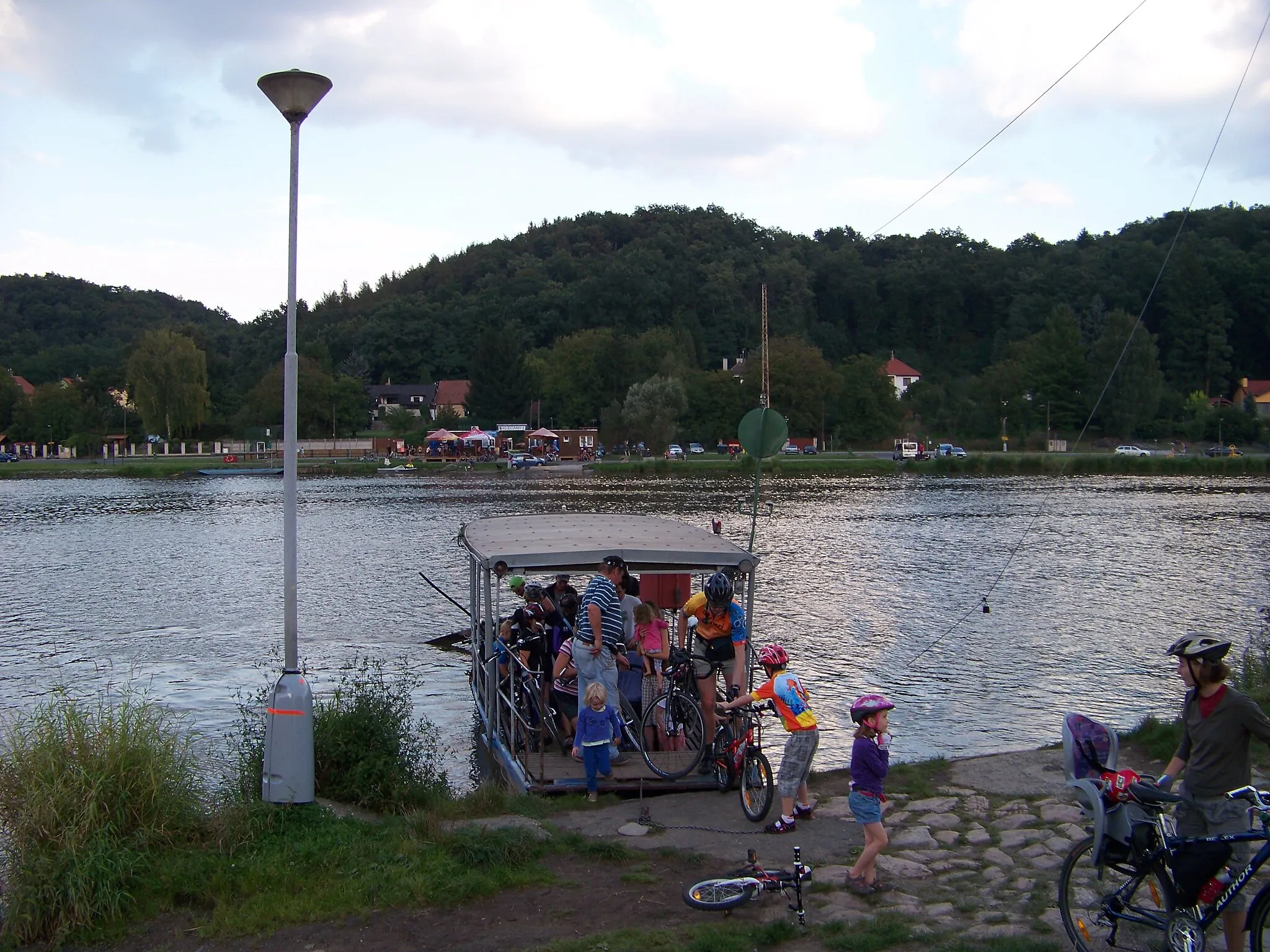 Photo showing: Roztoky, Prague-West District and Klecany-Klecánky, Prague-East District, Central Bohemian Region, Czech Republic. A Vltava ferry.