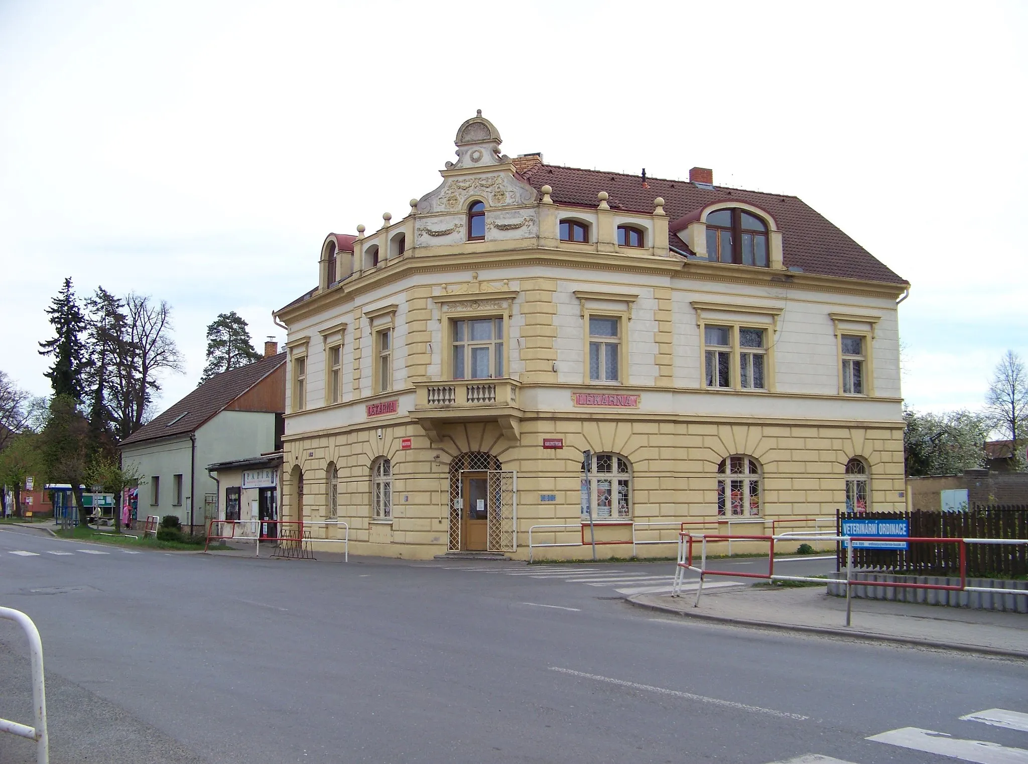 Photo showing: Rudná-Dušníky, Prague-West District, Central Bohemian Region, Czech Republic. Masarykova 125/59, Karlovotýnská, a pharmacy.