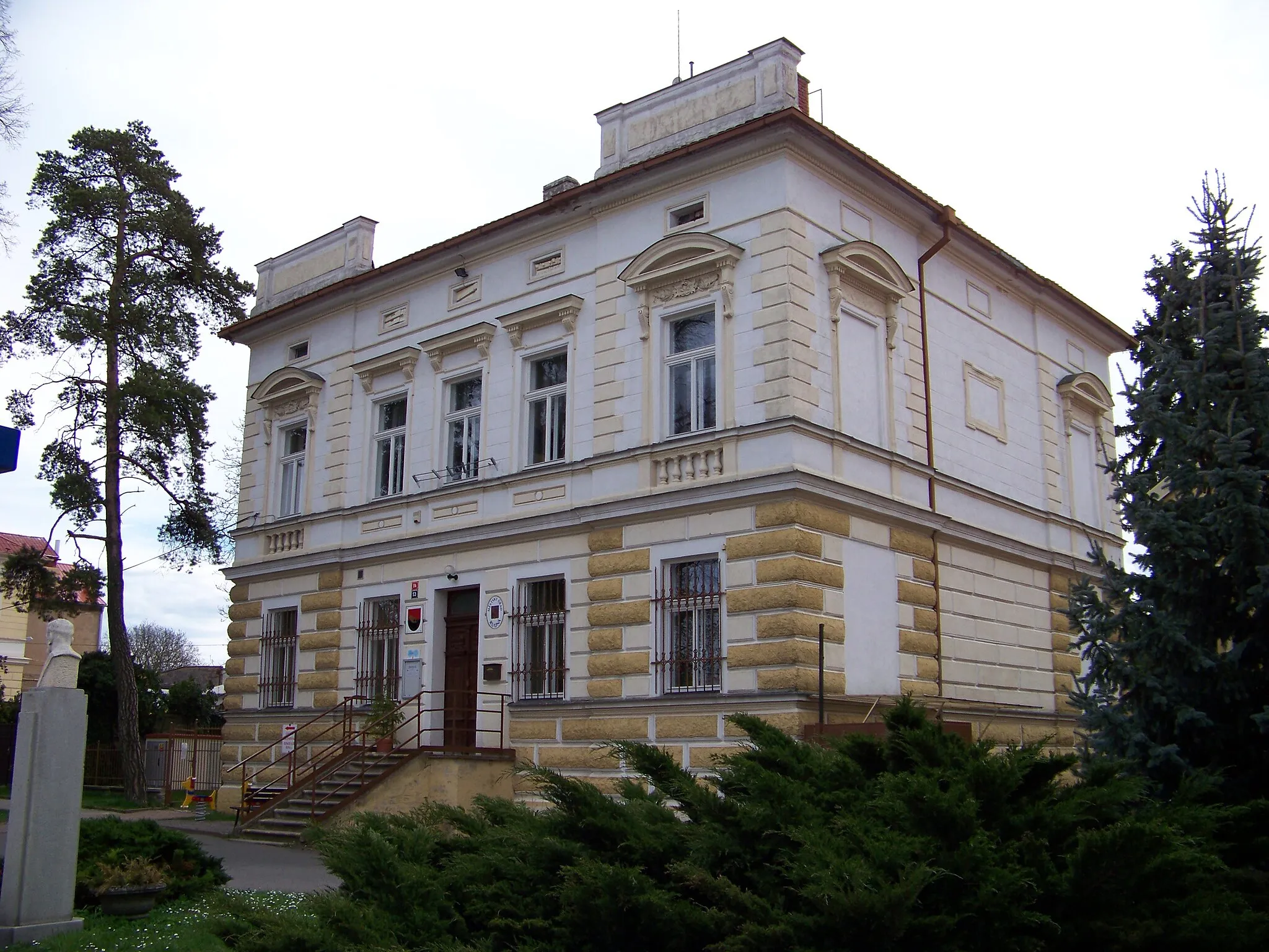 Photo showing: Rudná-Dušníky, Prague-West District, Central Bohemian Region, Czech Republic. Masarykova 94/53, the town office.