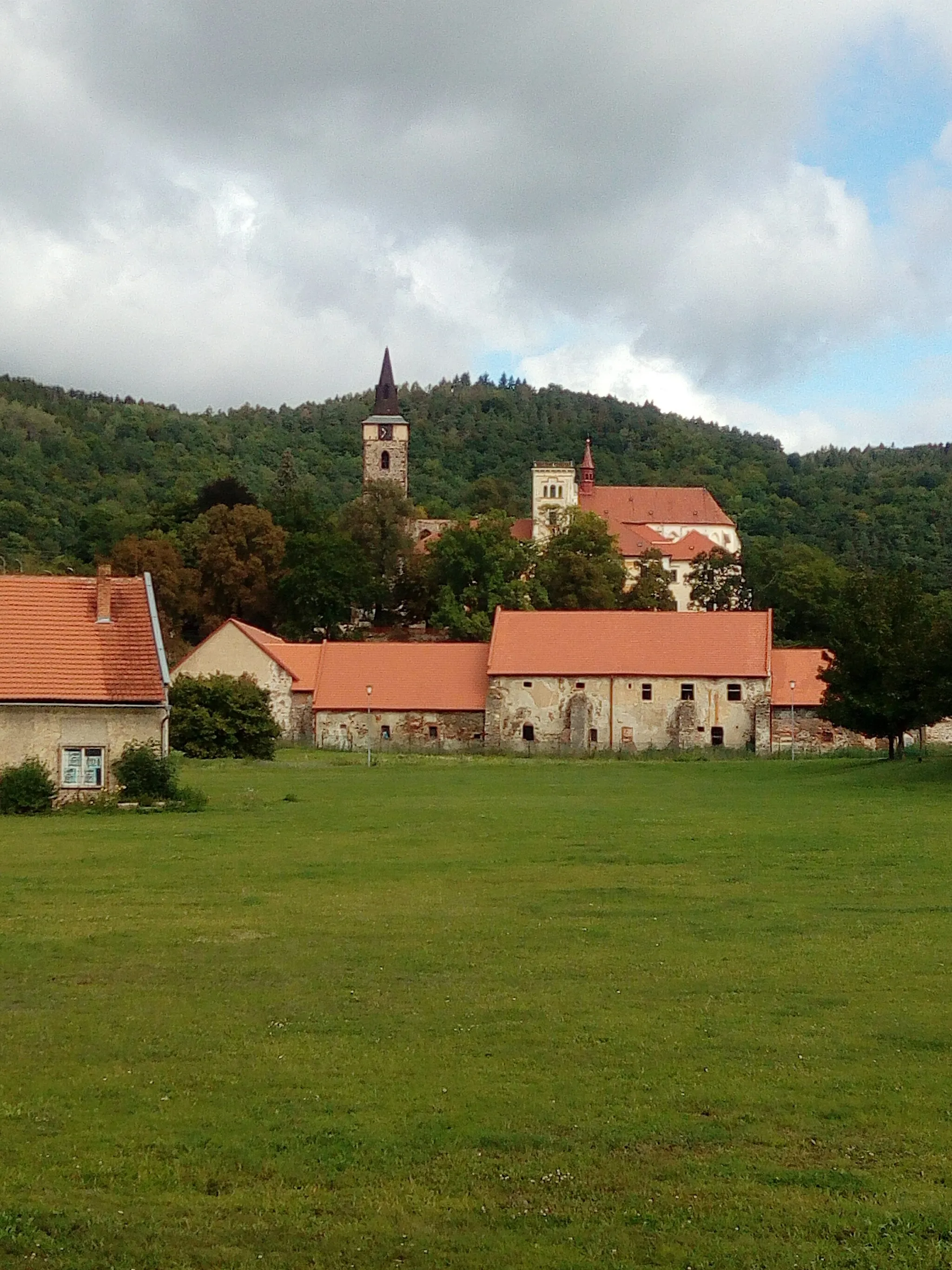 Photo showing: Pohled ze zelené klidové zóny ve středu města Sázava na statek a klášter.