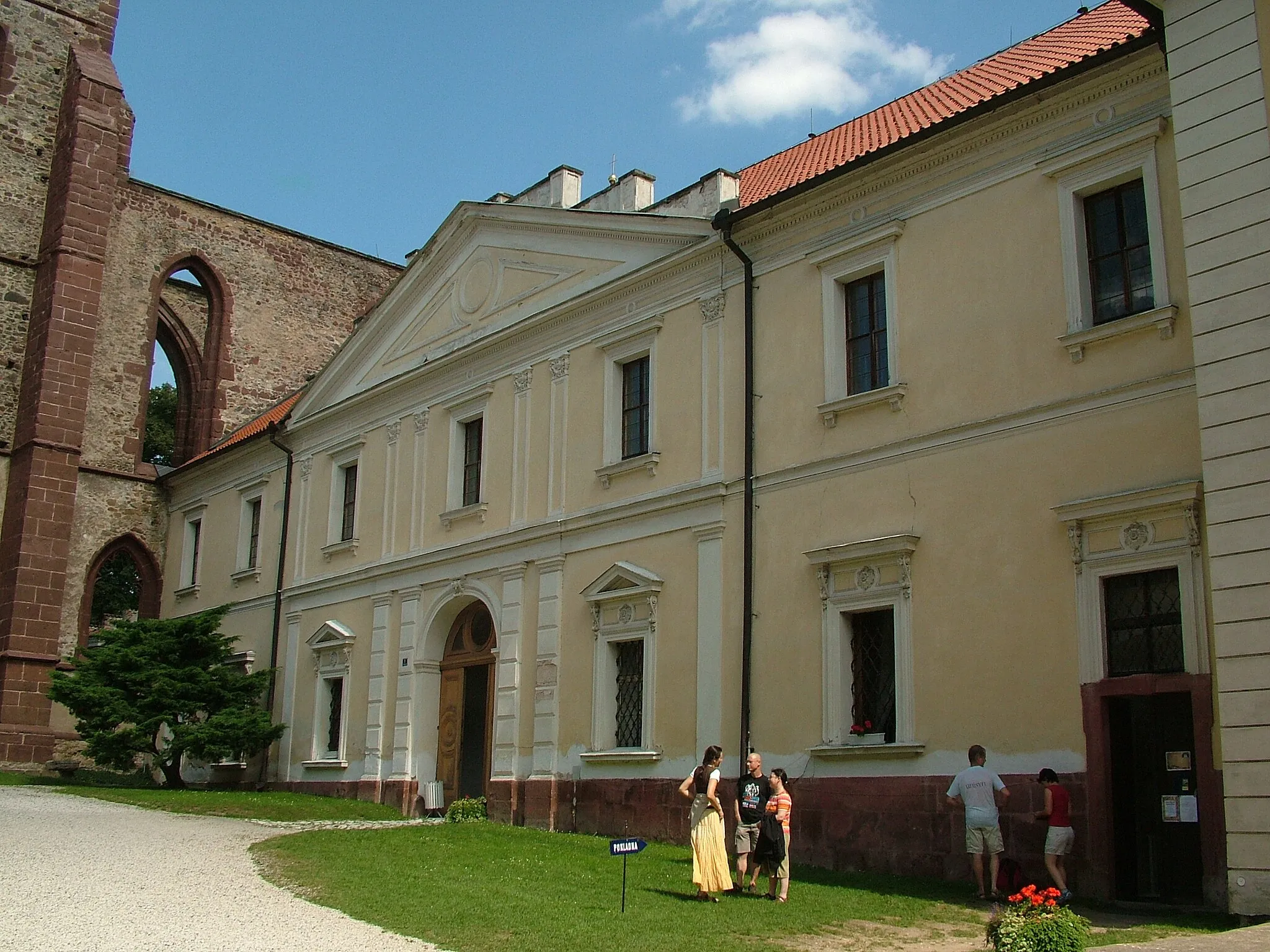 Photo showing: Sázavský klášter, později přestavěný na zámek, leží ve městečku Sázava nad stejnojmennou řekou. Nejstarší zmínky o klášteru sahají do roku 1032. U jeho zrodu stáli kníže Oldřich a svatý Prokop, tehdy poustevník, kolem něhož se zde tvořila skupina následovníků již asi od roku 1009. 
(Kloster Sázava)

Sázavský klášter, později přestavěný na zámek, leží ve městečku Sázava nad stejnojmennou řekou. Nejstarší zmínky o klášteru sahají do roku 1032. U jeho zrodu stáli kníže Oldřich a svatý Prokop asi roku 1009.