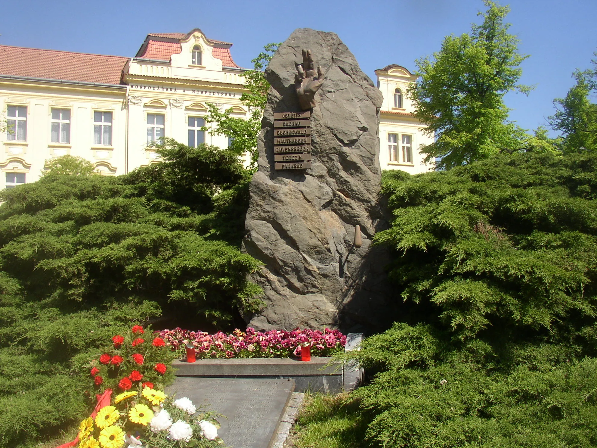 Photo showing: Memorial to victims of Nazi occupation (1939-45) in Hlaváček Square in town of Slaný, Kladno District, Czech Republic).