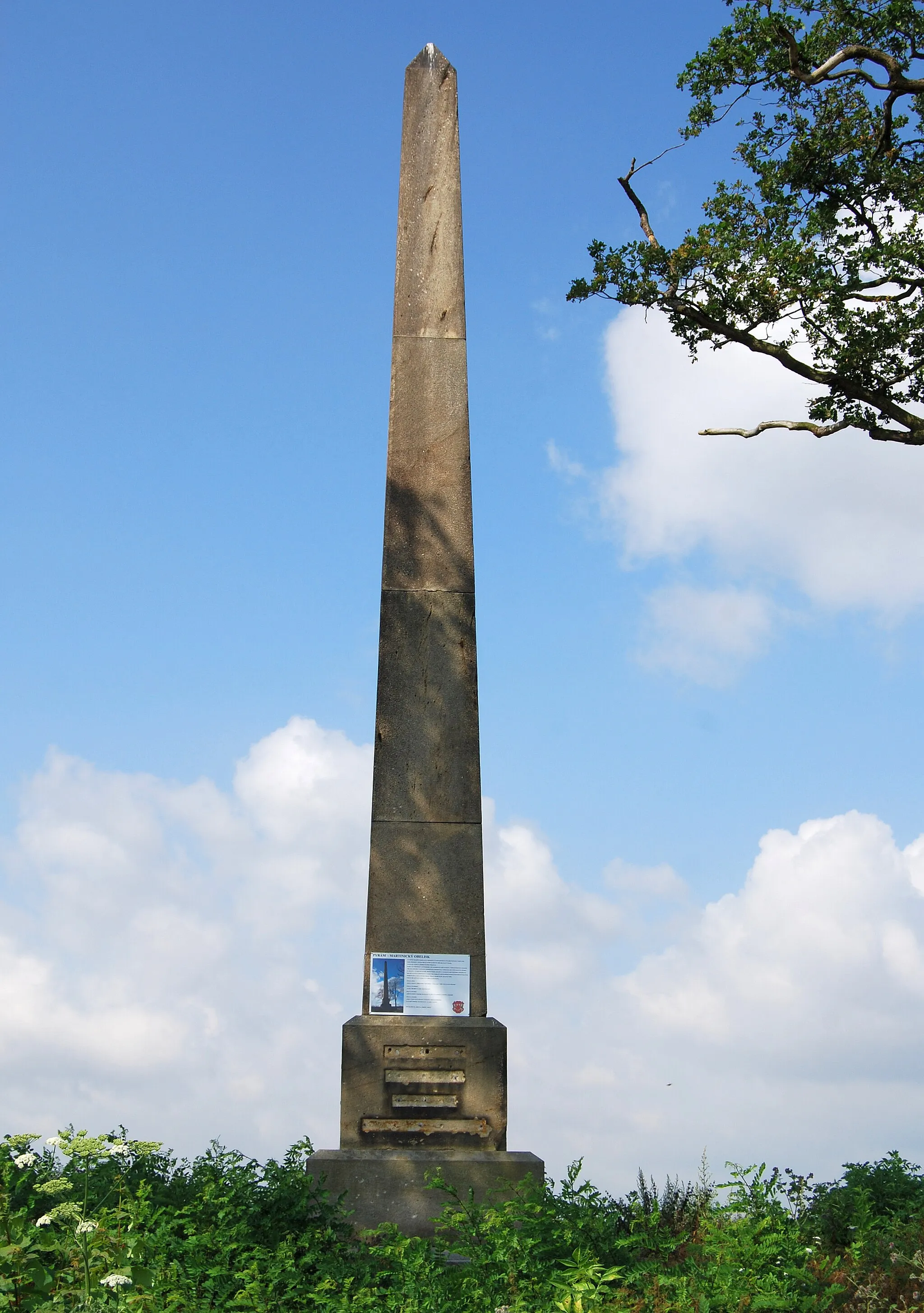 Photo showing: Kamenný Martinický obelisk - Pyrám - v polích mezi Kačicemi a Smečnem. Okres Kladno. Česká republika.