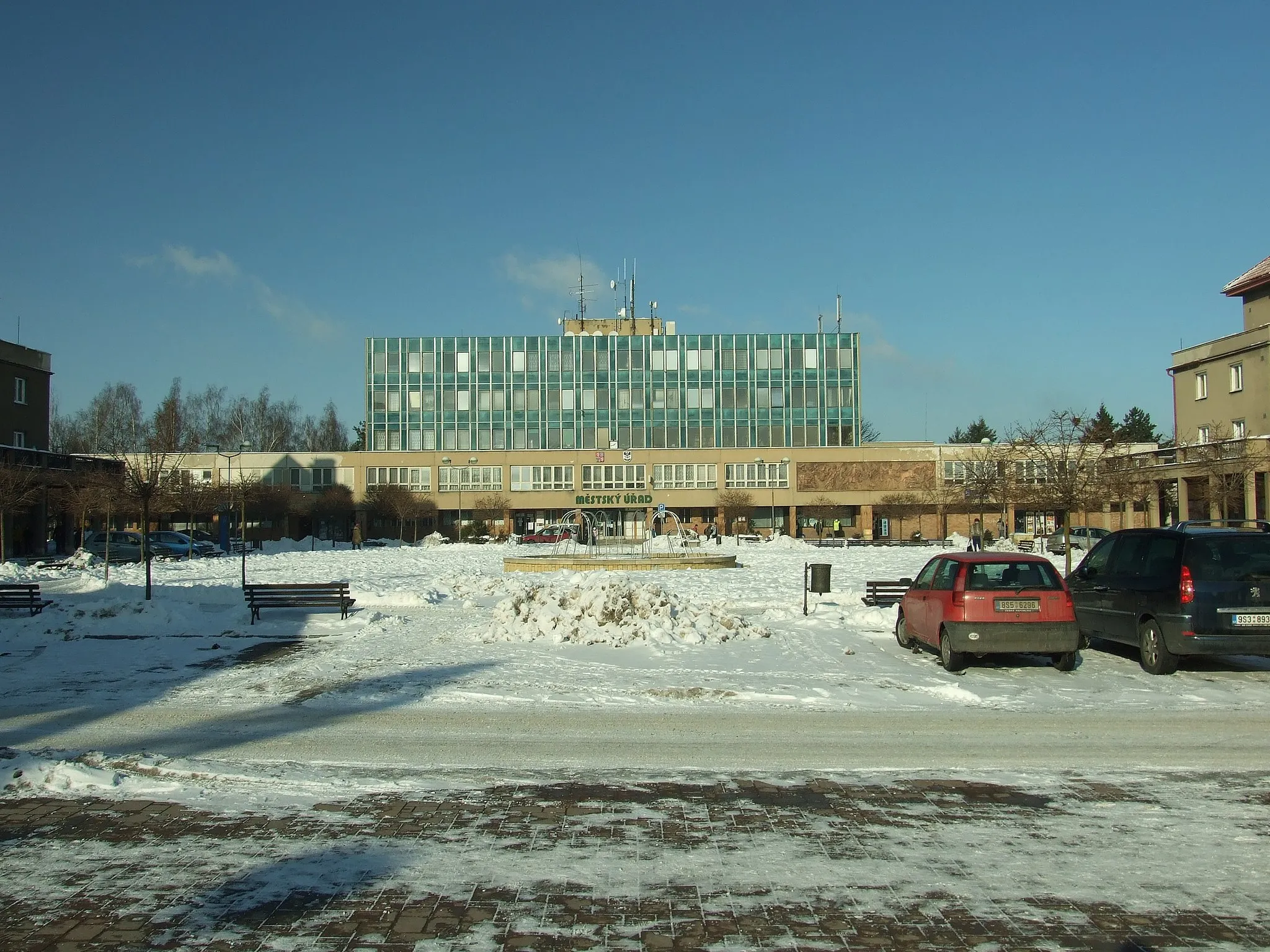 Photo showing: Town hall on the main square in the newer part of in Stochov, Central Bohemian Region, CZ