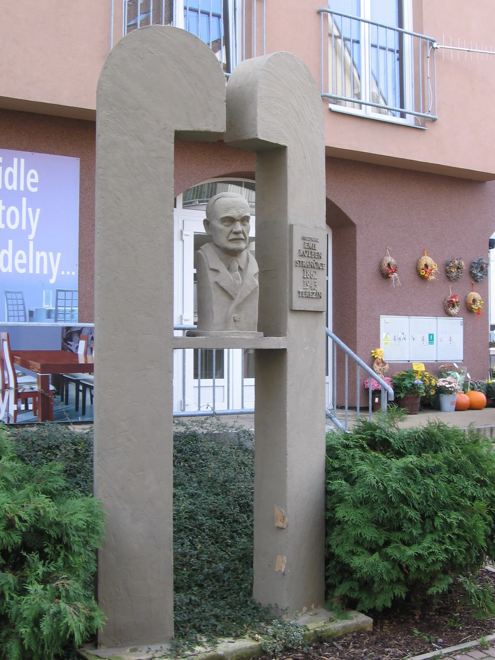 Photo showing: Emil Kolben memorial in Strančice (his birthplace)
