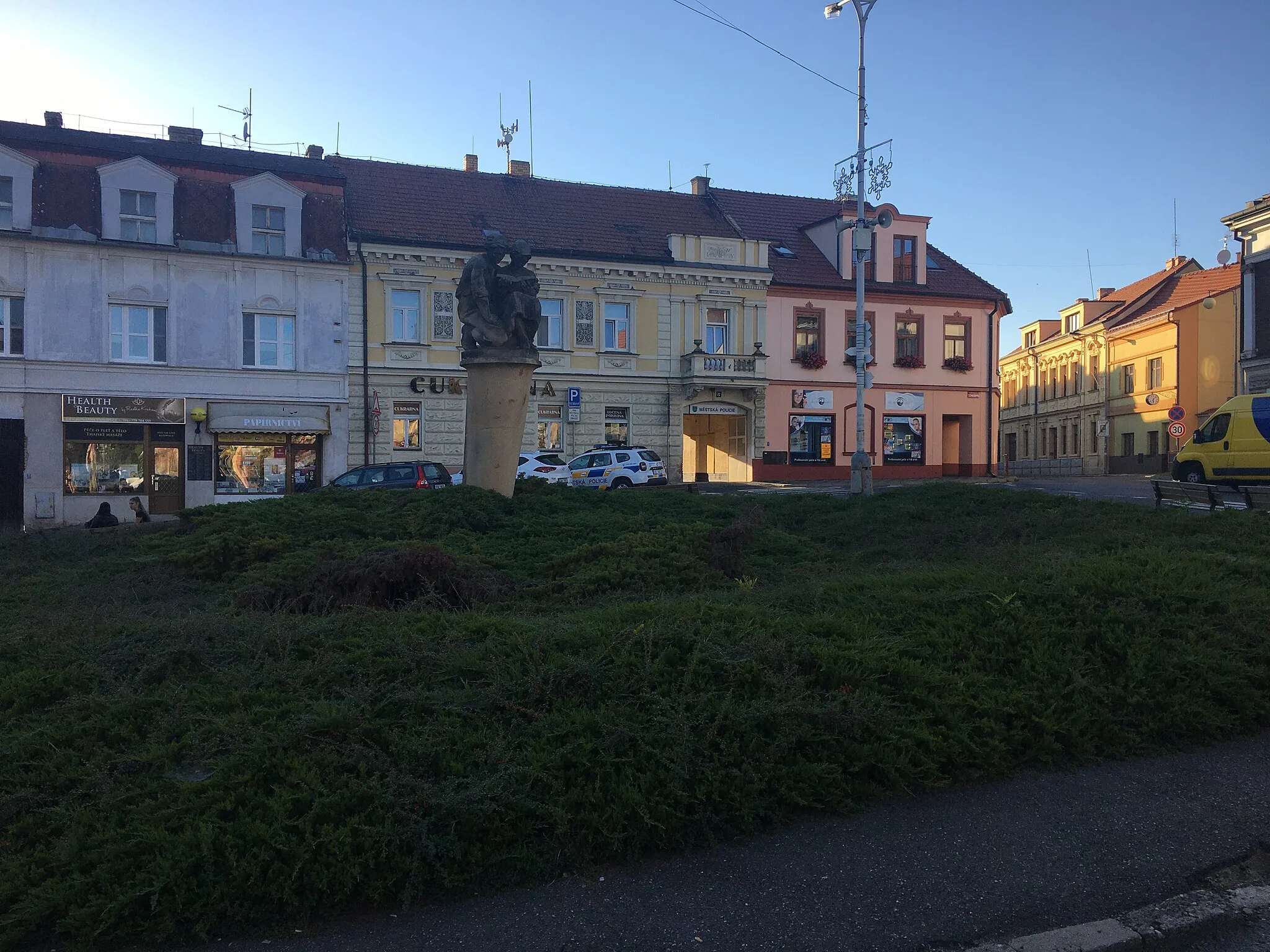 Photo showing: Socha Každý má právo na vzdělání na nám. T. G. Masaryka v Unhošti
