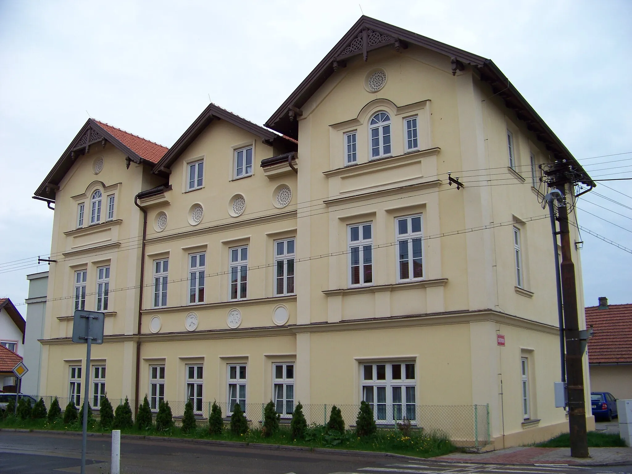 Photo showing: Veltrusy, Mělník District, Central Bohemian Region, the Czech Republic. Fr. Šafaříka, house Chotkova 796.