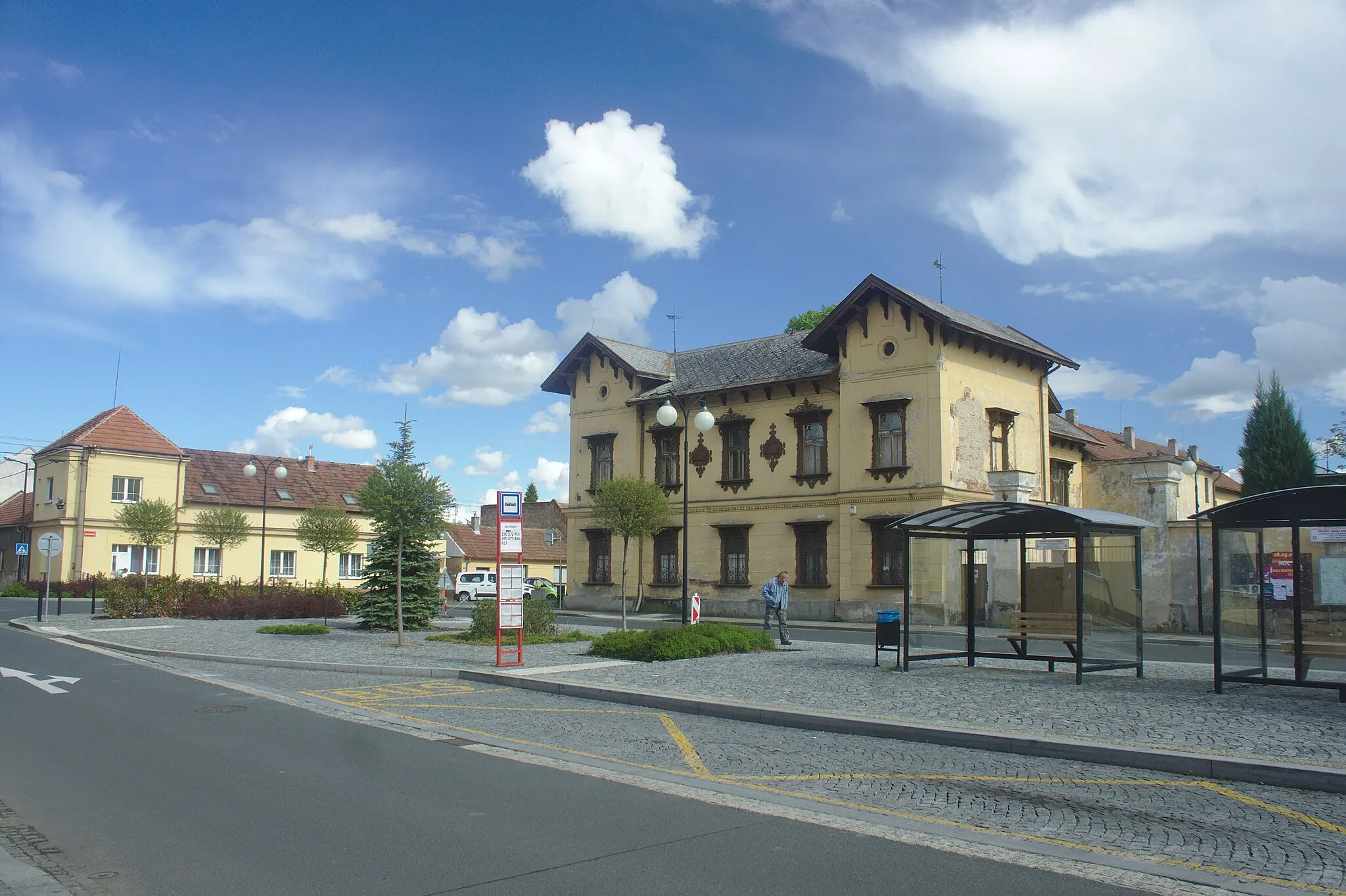 Photo showing: Main square in Veltrusy, Central Bohemian Region, CZ